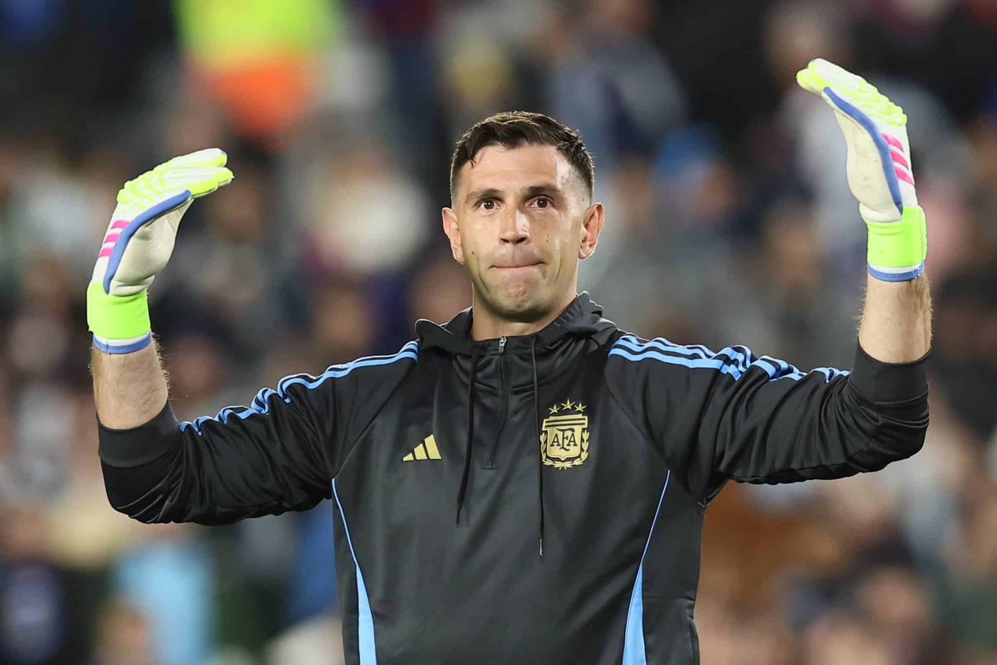 Dibu Mart&iacute;nez, alvo do Manchester United