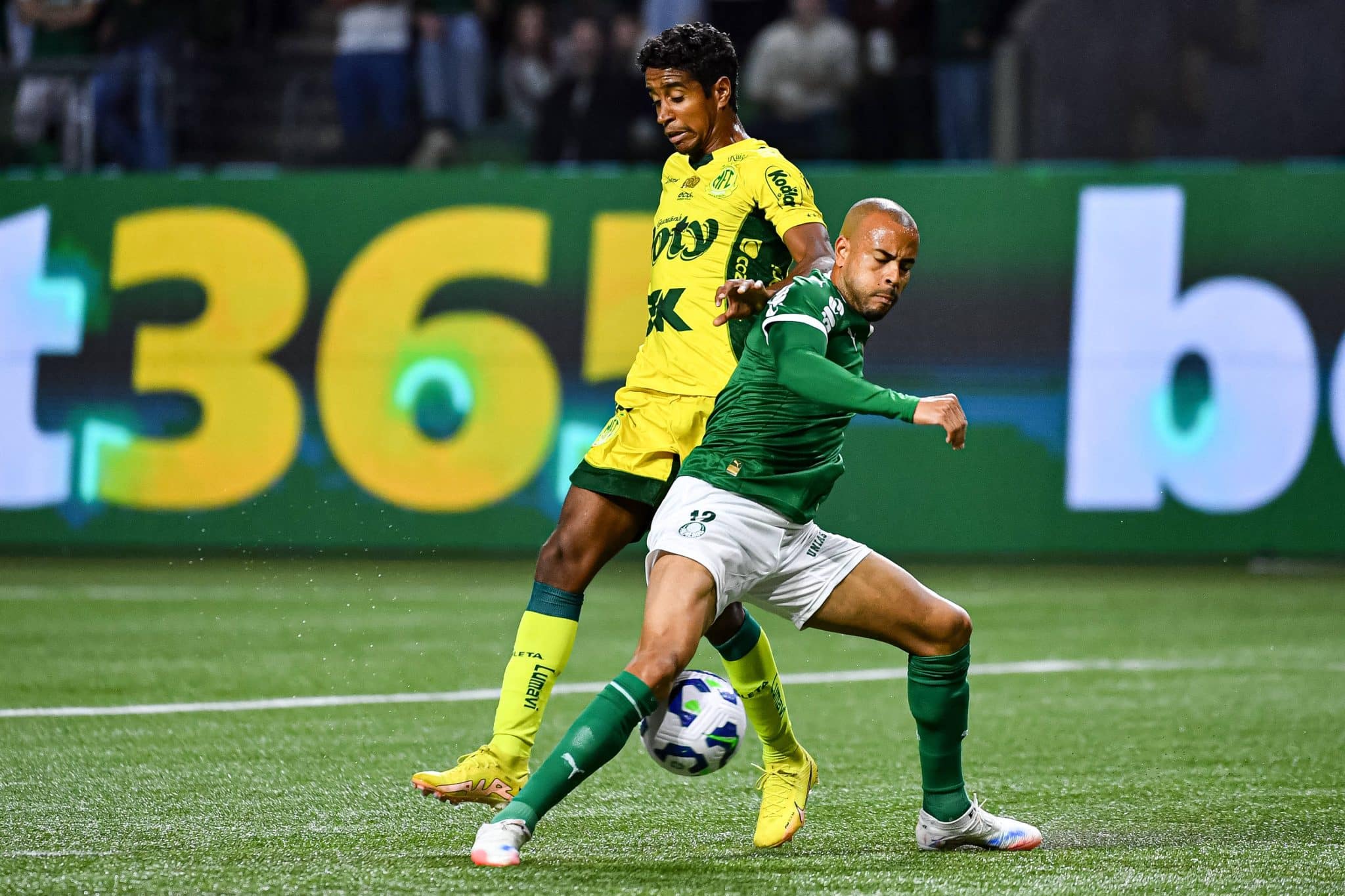 Gabriel e Mayke em jogo entre Mirassol e Palmeiras 