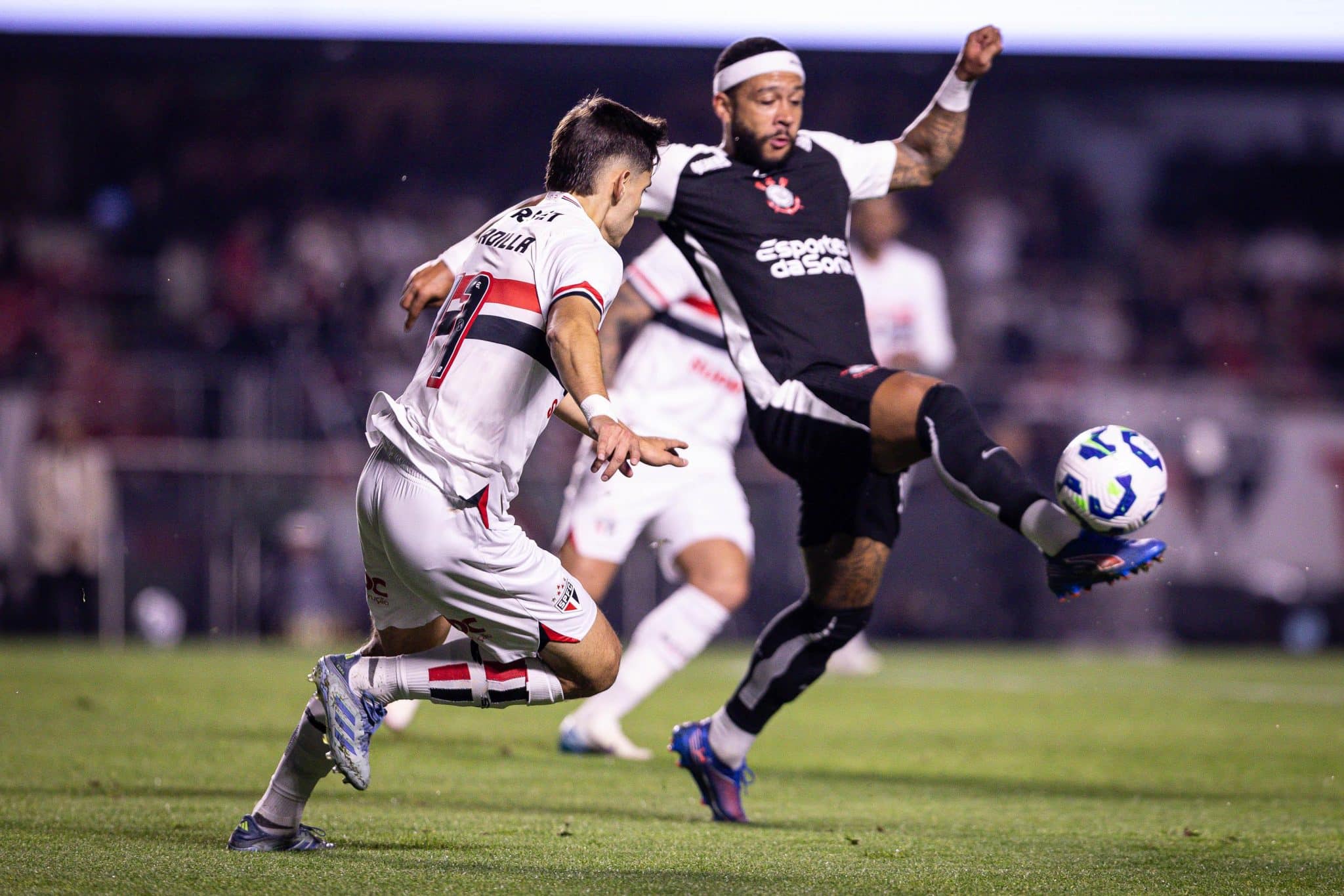 Memphis criou a melhor chance do Corinthians no jogo, mas foi sacado no intervalo (Foto: Victor Froes/Ag&ecirc;ncia F8/Gazeta Press)	: