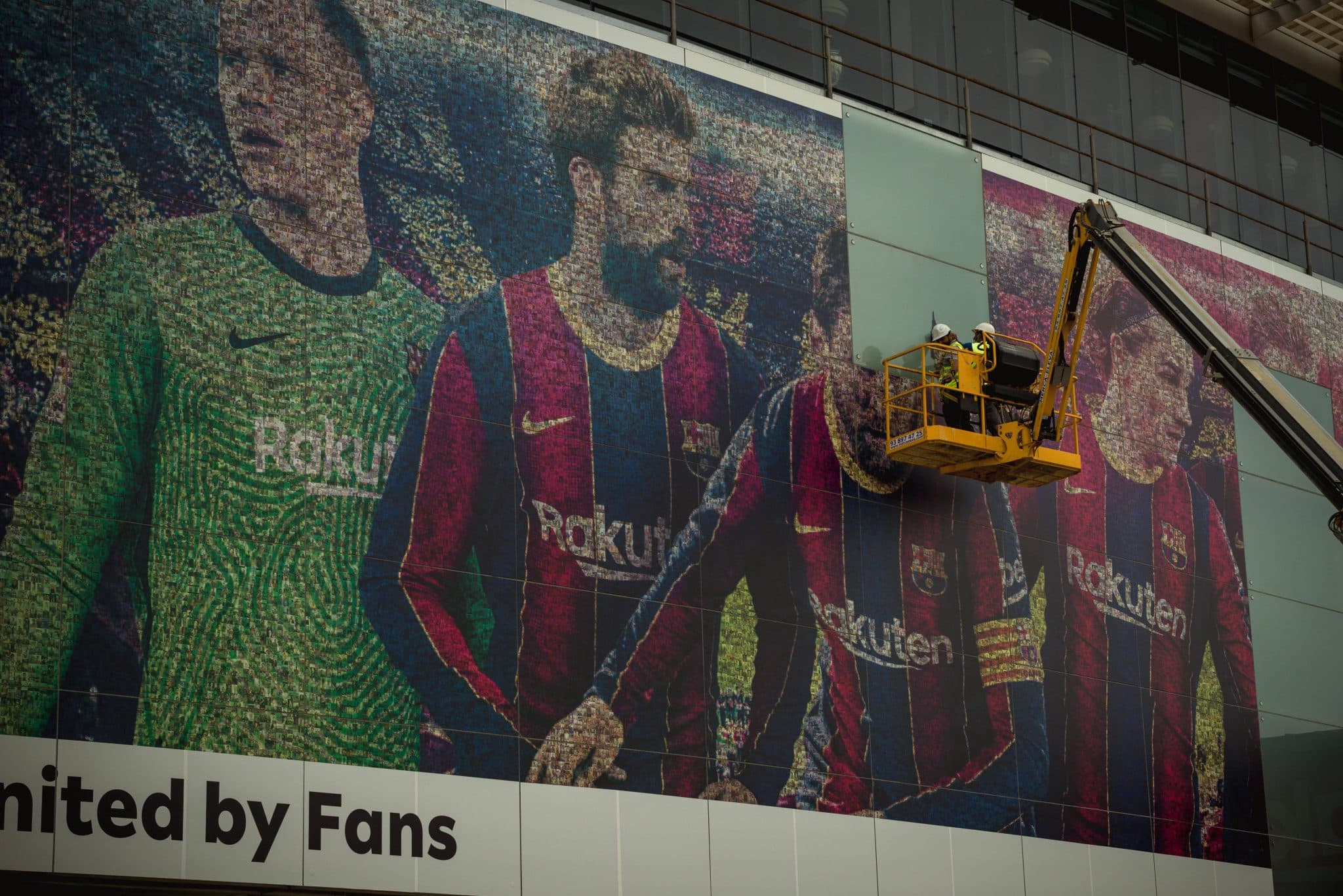 Figura de Messi sendo retirada do mural do est&aacute;dio do Barcelona Foto: (Imago)