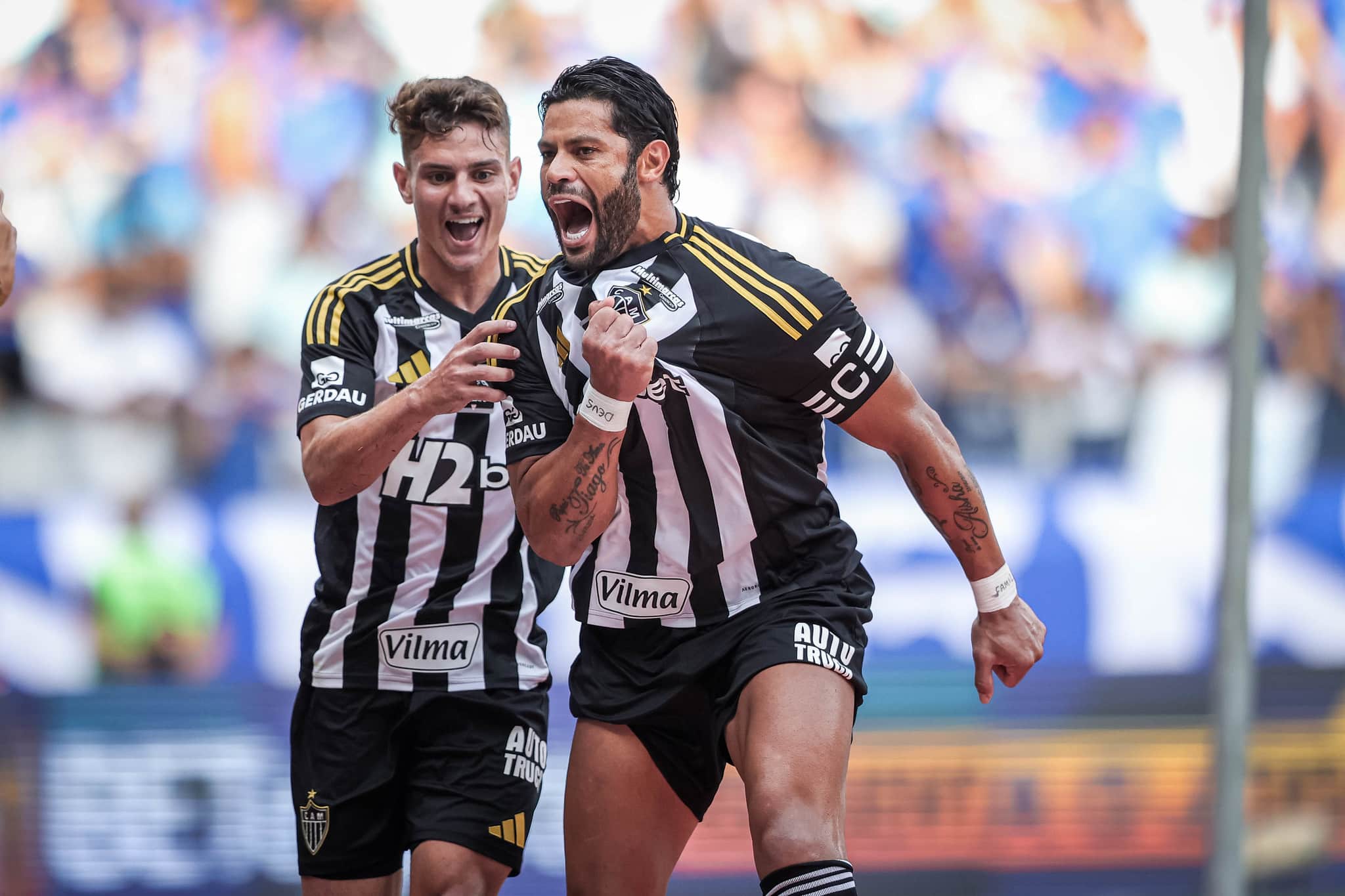 Natanael celebra gol com Hulk em cl&aacute;ssico entre Cruzeiro x Atl&eacute;tico-MG