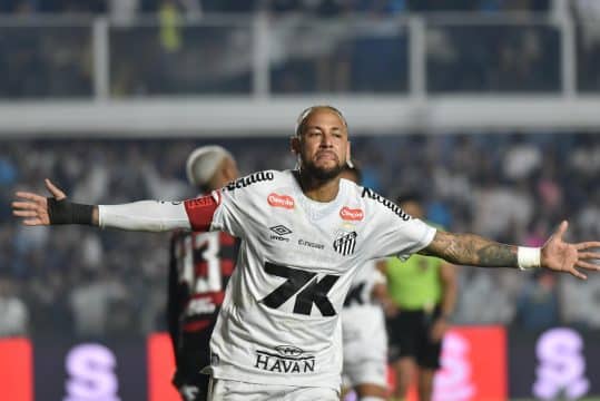 Atua&ccedil;&atilde;o cir&uacute;rgica e recado a Filipe Lu&iacute;s: Neymar faz a festa do Santos diante do Flamengo