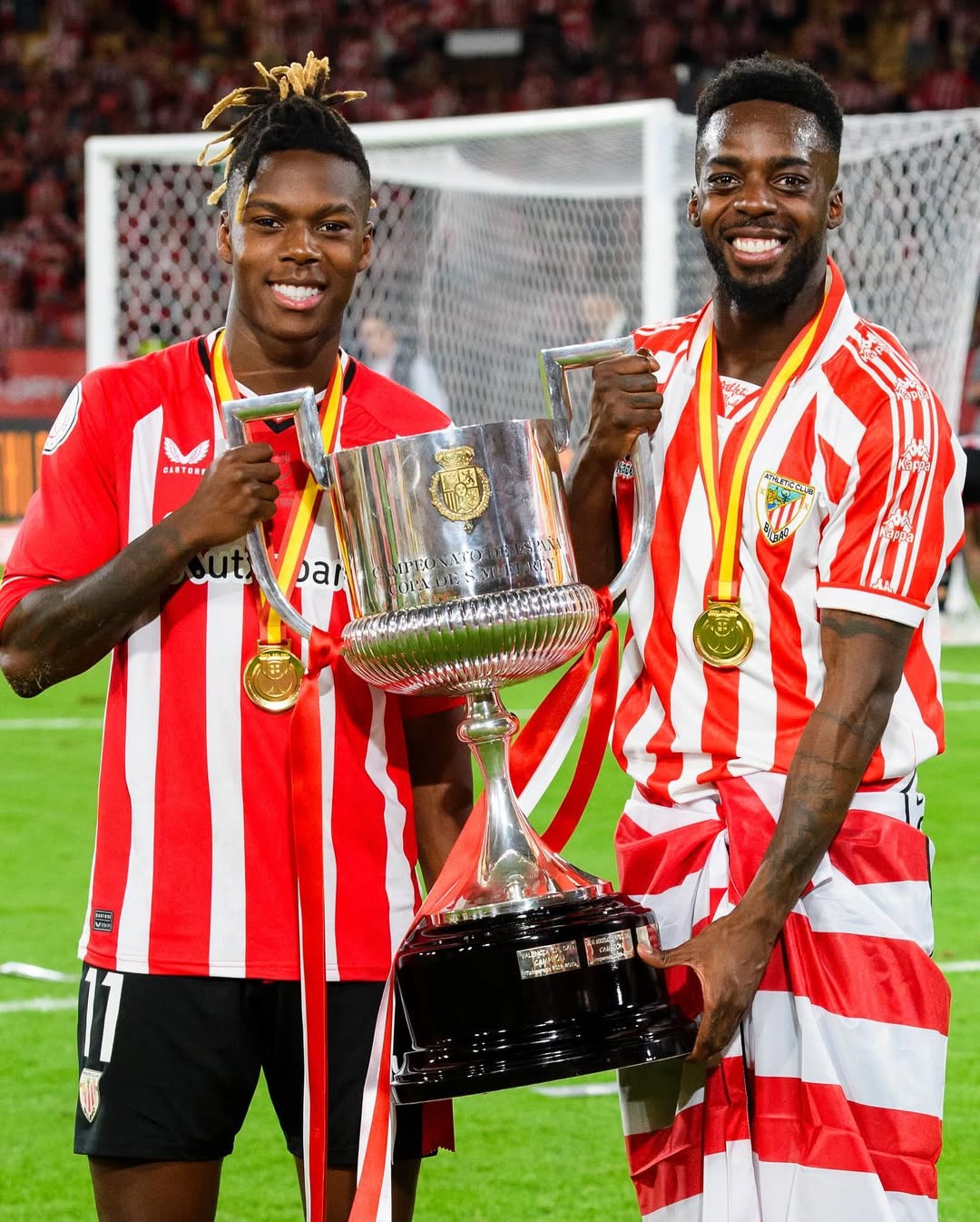 Nico e I&ntilde;aki Williams com a ta&ccedil;a da Copa do Rei conquistada pelo Athletic Bilbao em 2024