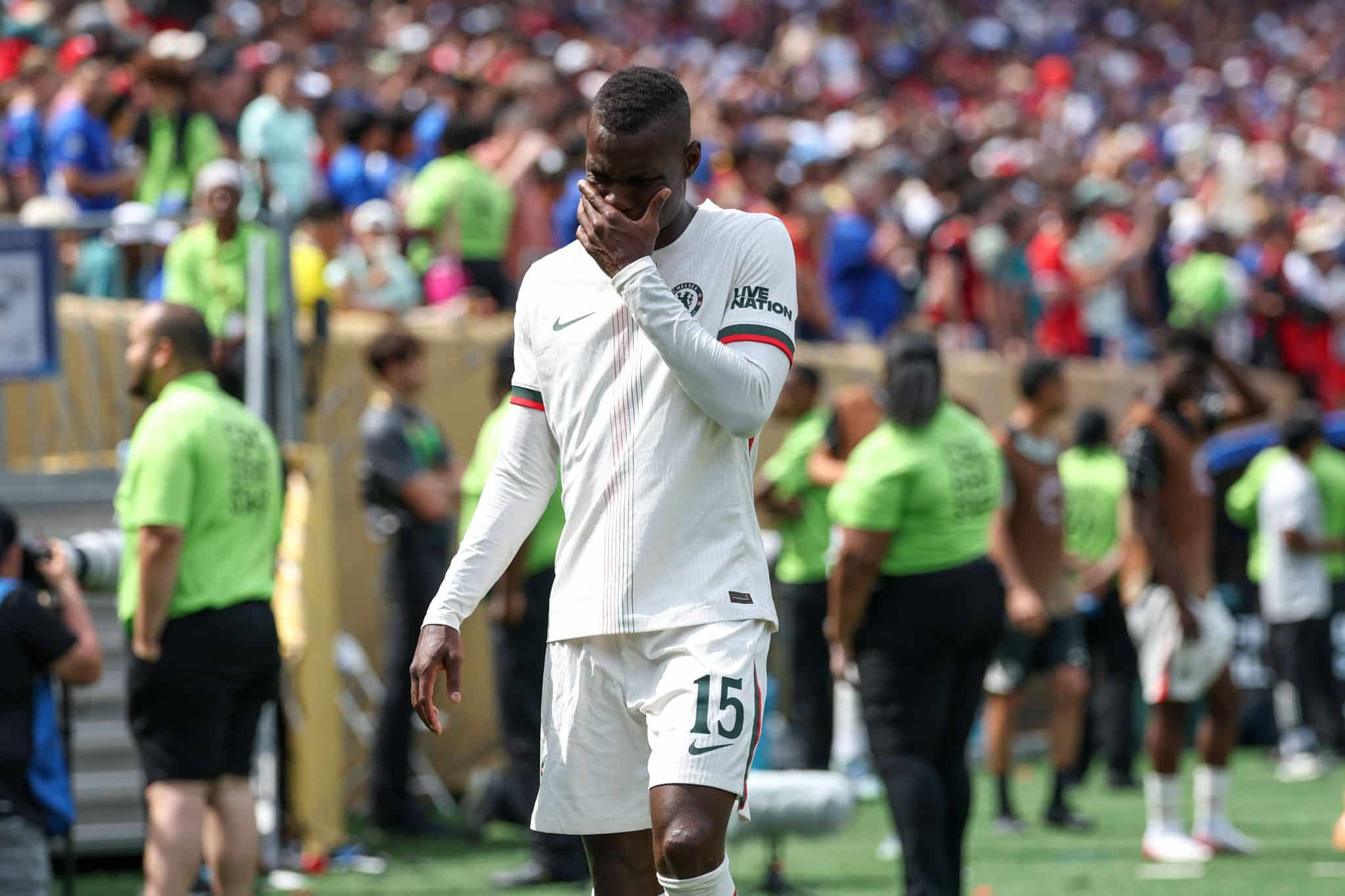 Nicolas Jackson, do Chelsea, lamenta expuls&atilde;o