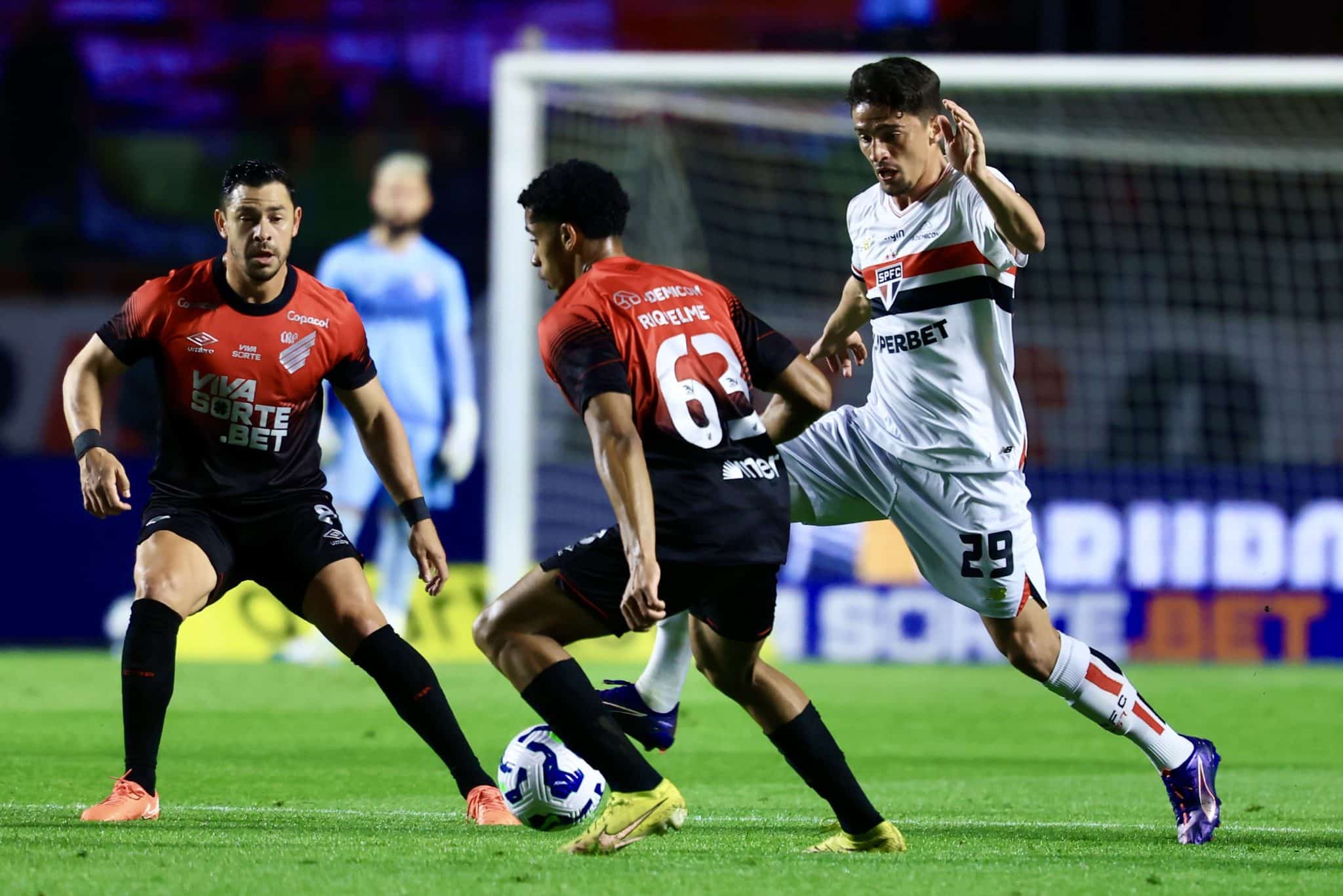 Pablo Maia marcou belo gol na vit&oacute;ria sobre o Athletico
