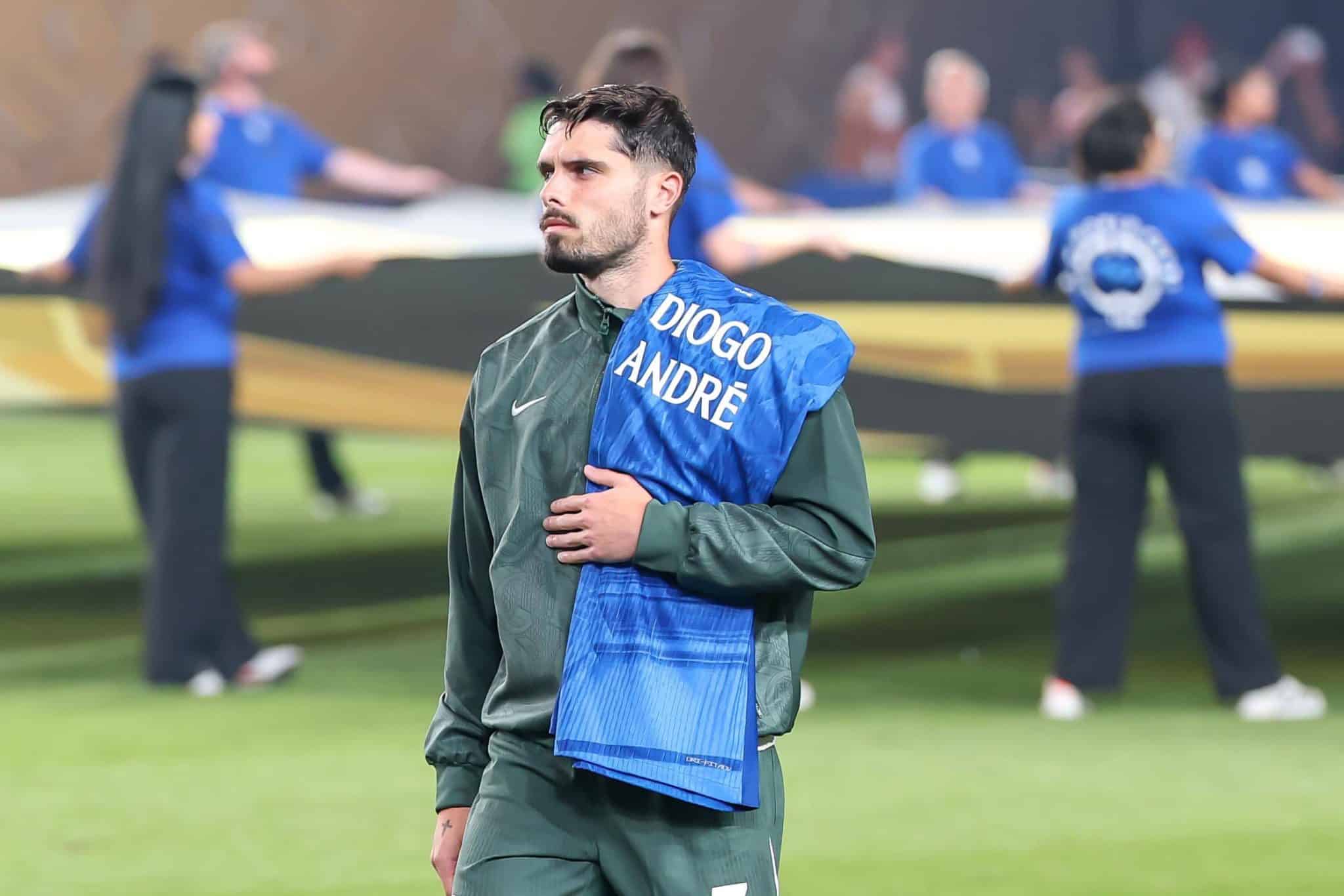 Contra o Palmeiras, Pedro Neto entrou em campo com uma camisa em homenagem a Diogo Jota e Andr&eacute; Silva