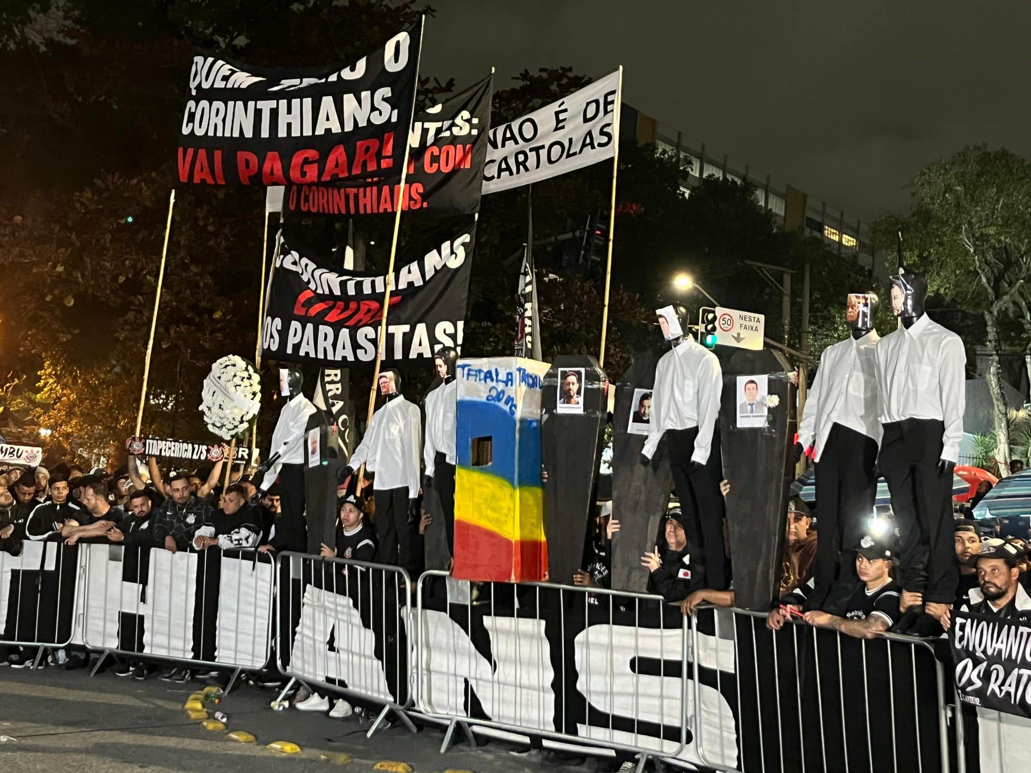 protesto-corinthians-gavioes-velorio-tadalafila