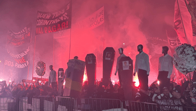 Velório e ‘tadala’: Torcida do Corinthians protesta contra ex-dirigentes e retorno de Augusto