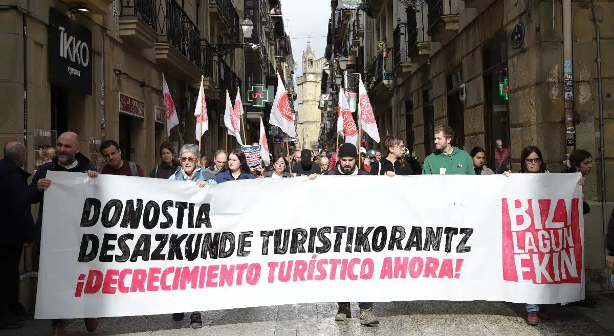 Membros do BiziLagunEkin protestam nas ruas de San Sebasti&aacute;n