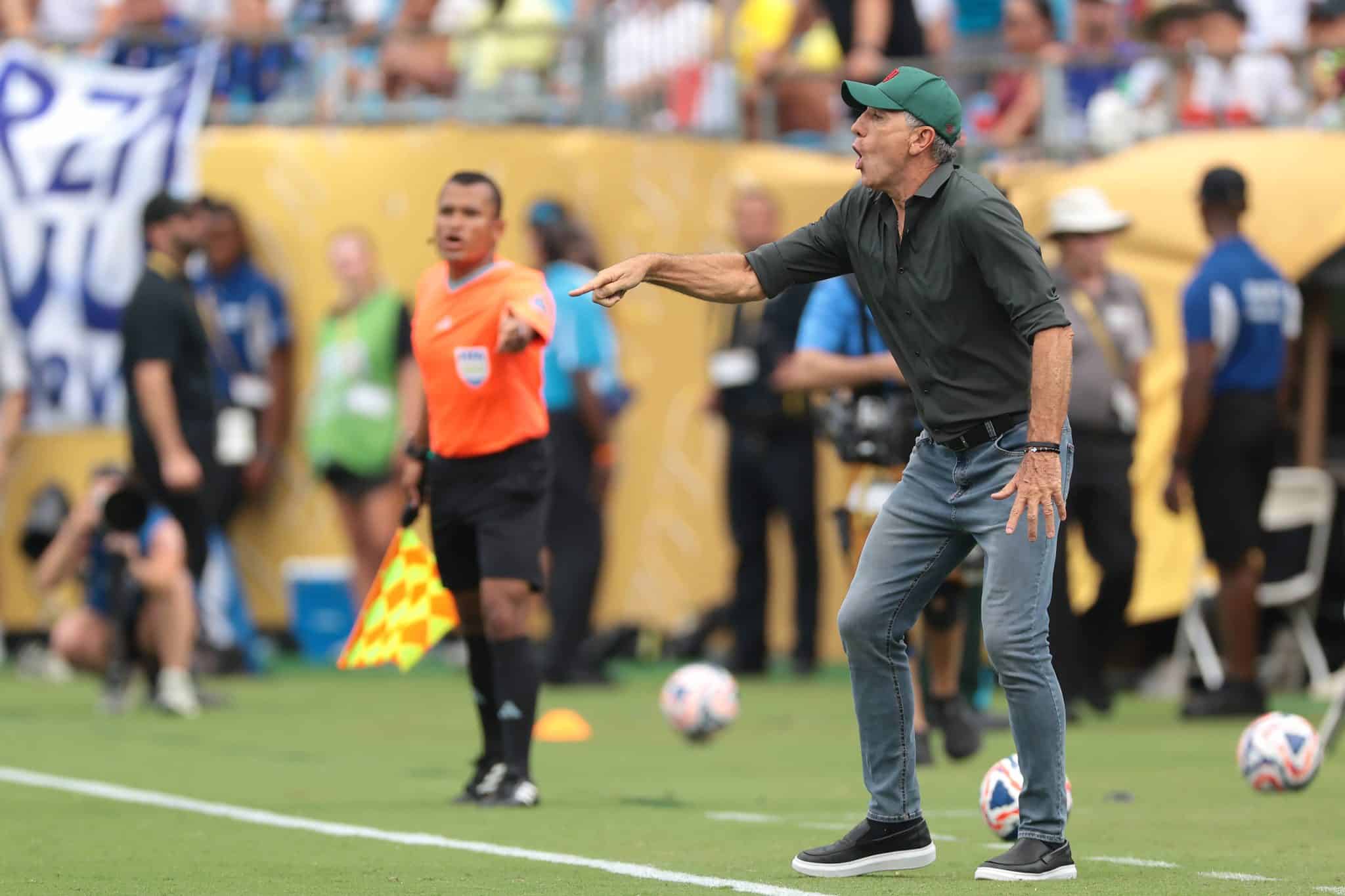 Renato orienta jogadores do Fluminense durante jogo contra a Internazionale