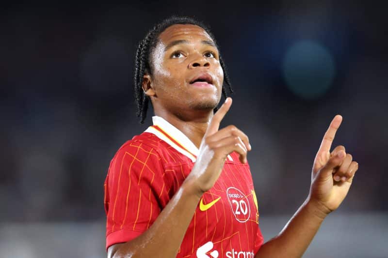 ‘Ele é o agora’: Quem é a joia do Liverpool que chamou atenção da mídia inglesa?