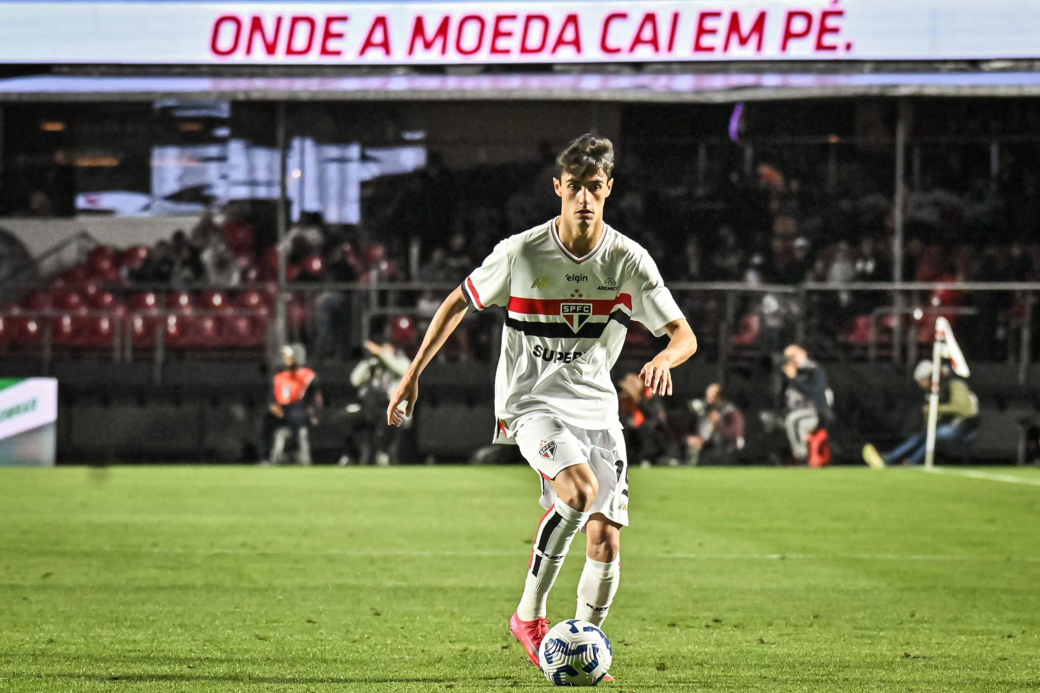 Rodriguinho, em a&ccedil;&atilde;o pelo S&atilde;o Paulo na vit&oacute;ria sobre o Athletico