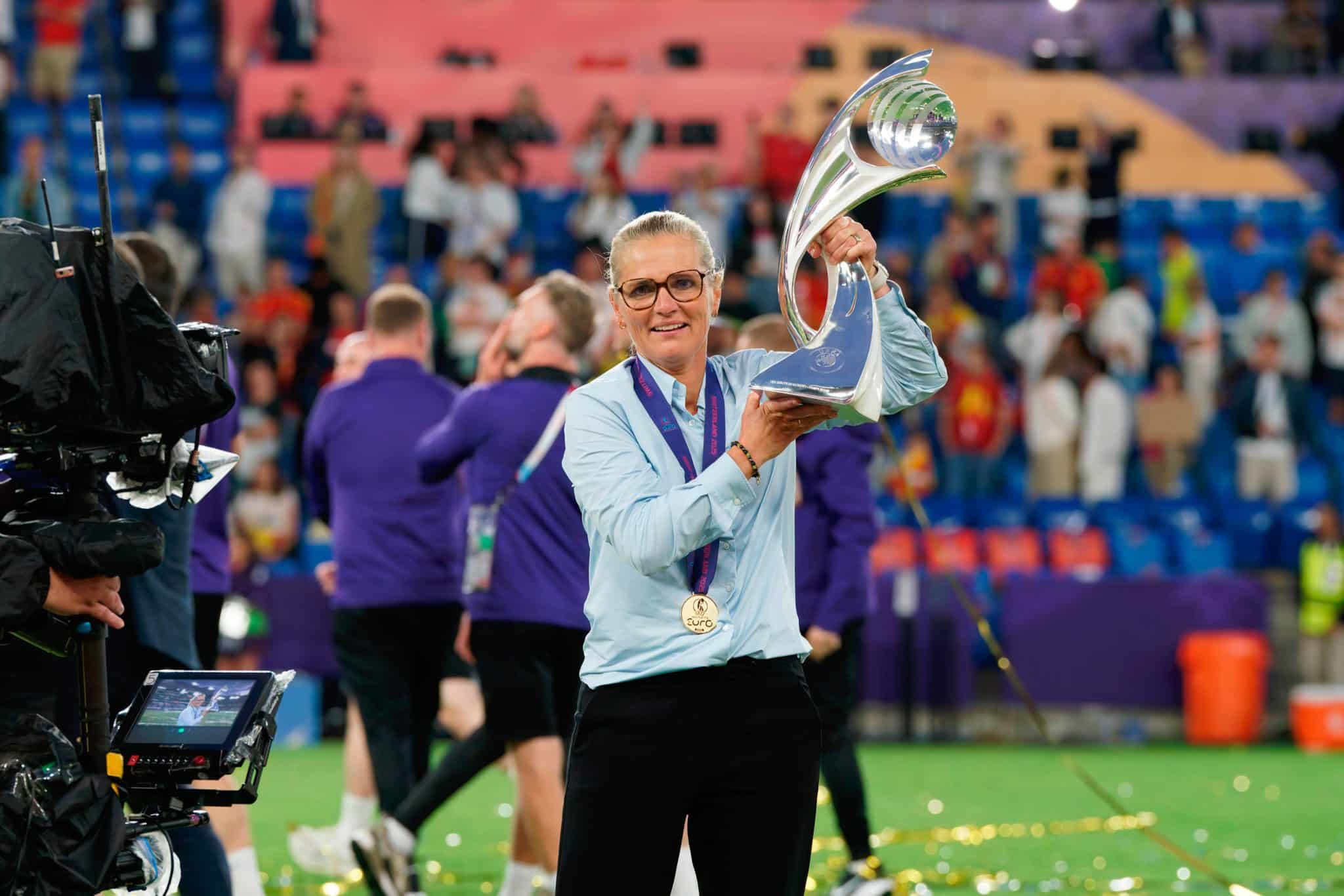 &lsquo;Estilo Sarina Wiegman&rsquo; marca t&iacute;tulo da Inglaterra em Euro que ficar&aacute; para a posteridade