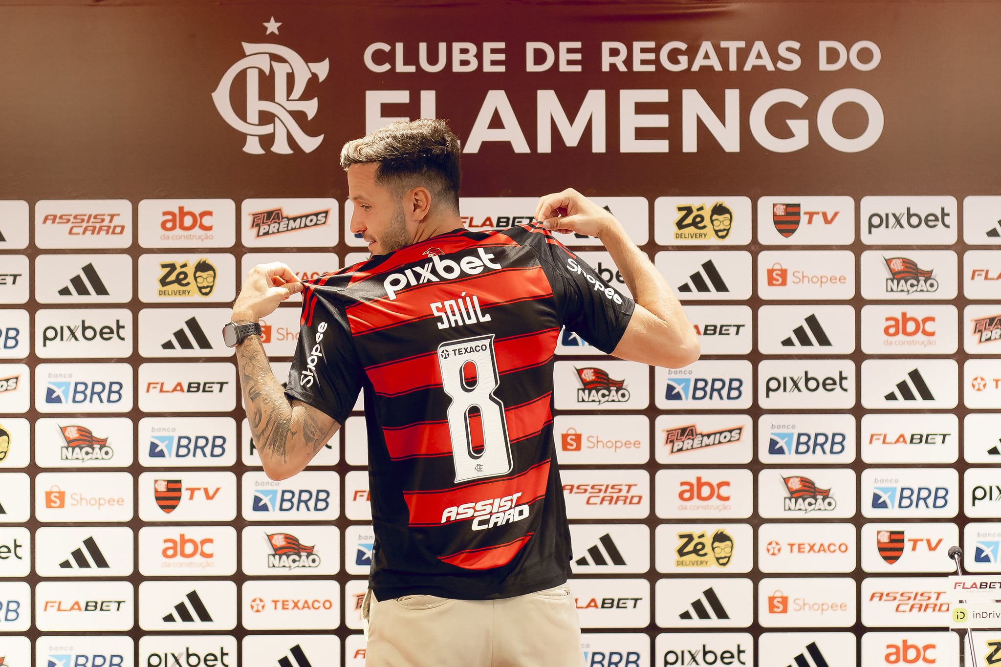 Sa&uacute;l durante apresenta&ccedil;&atilde;o no Flamengo
