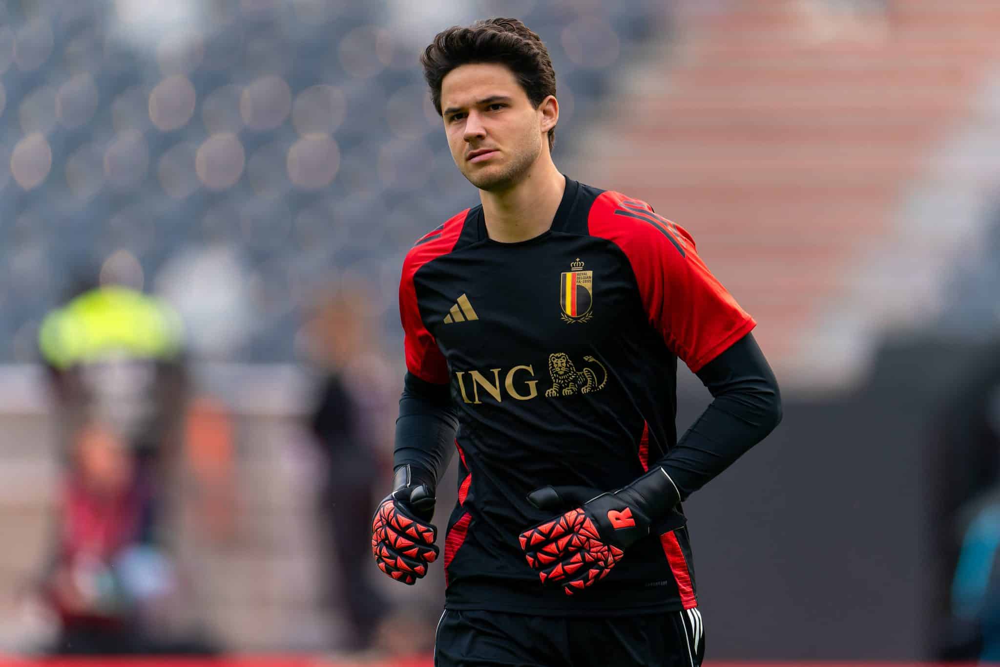 Senne Lammens durante aquecimento na sele&ccedil;&atilde;o belga