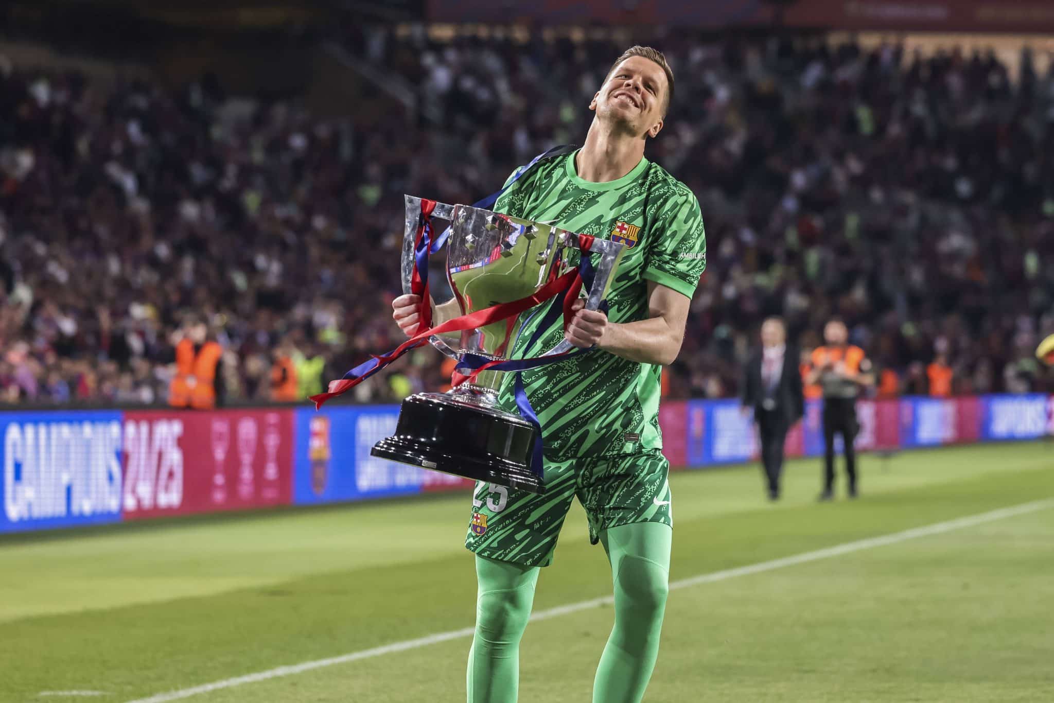 Szczesny&nbsp;ergue o trof&eacute;u de LaLiga 