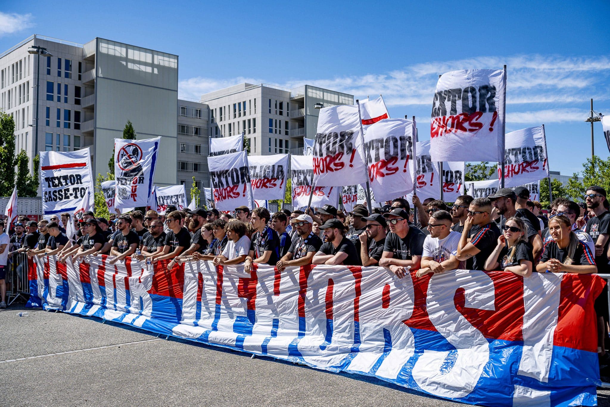 Torcida do Lyon protestou contra Textor em junho (Foto: Imago)