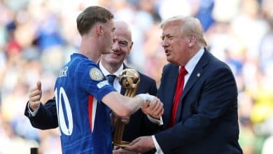 Ap&oacute;s &lsquo;roubar cena&rsquo; na comemora&ccedil;&atilde;o do Chelsea, Trump fica com trof&eacute;u original do Mundial