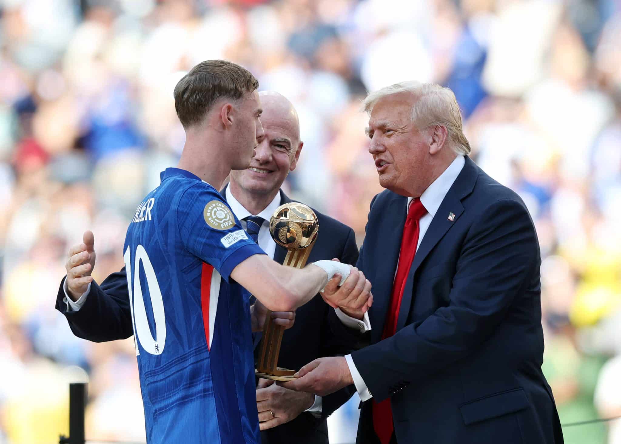 Ap&oacute;s &lsquo;roubar cena&rsquo; na comemora&ccedil;&atilde;o do Chelsea, Trump fica com trof&eacute;u original do Mundial