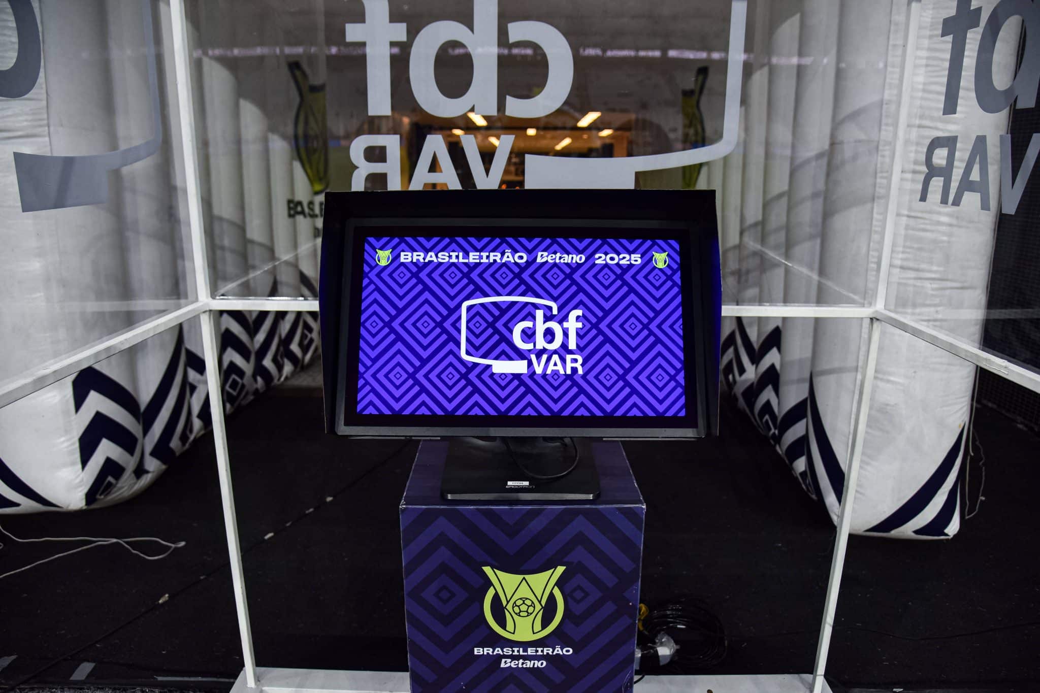 Cabine do VAR da CBF em jogo do Brasileir&atilde;o (Foto: Imago)