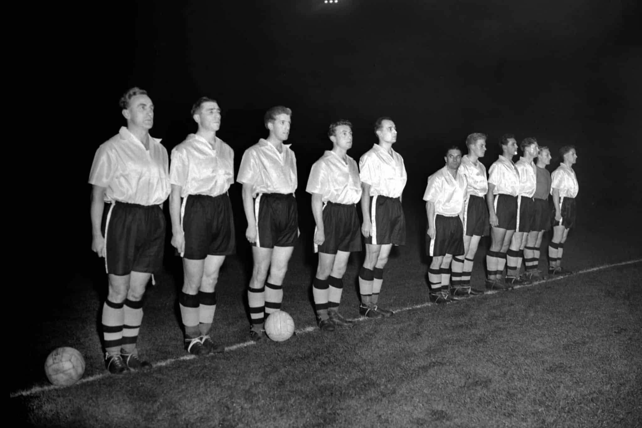 Wolves team line up Mannschaftsbild Totale before kick off Wolverhampton Wanderers v Honved Floodl