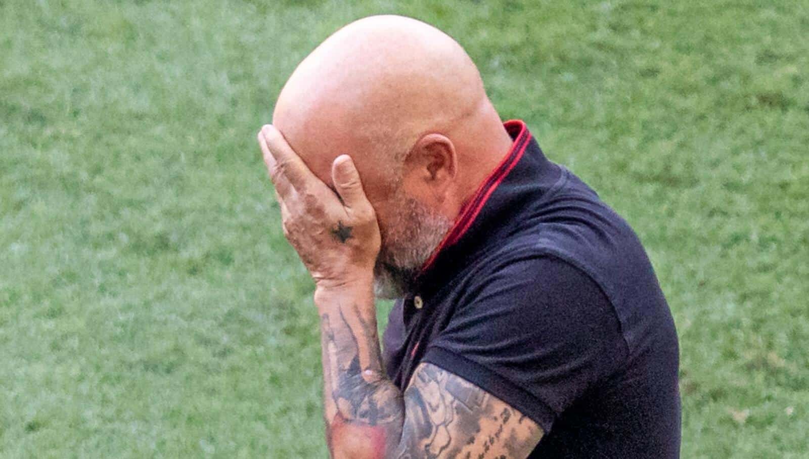 Jorge Sampaoli com as m&atilde;os no rosto