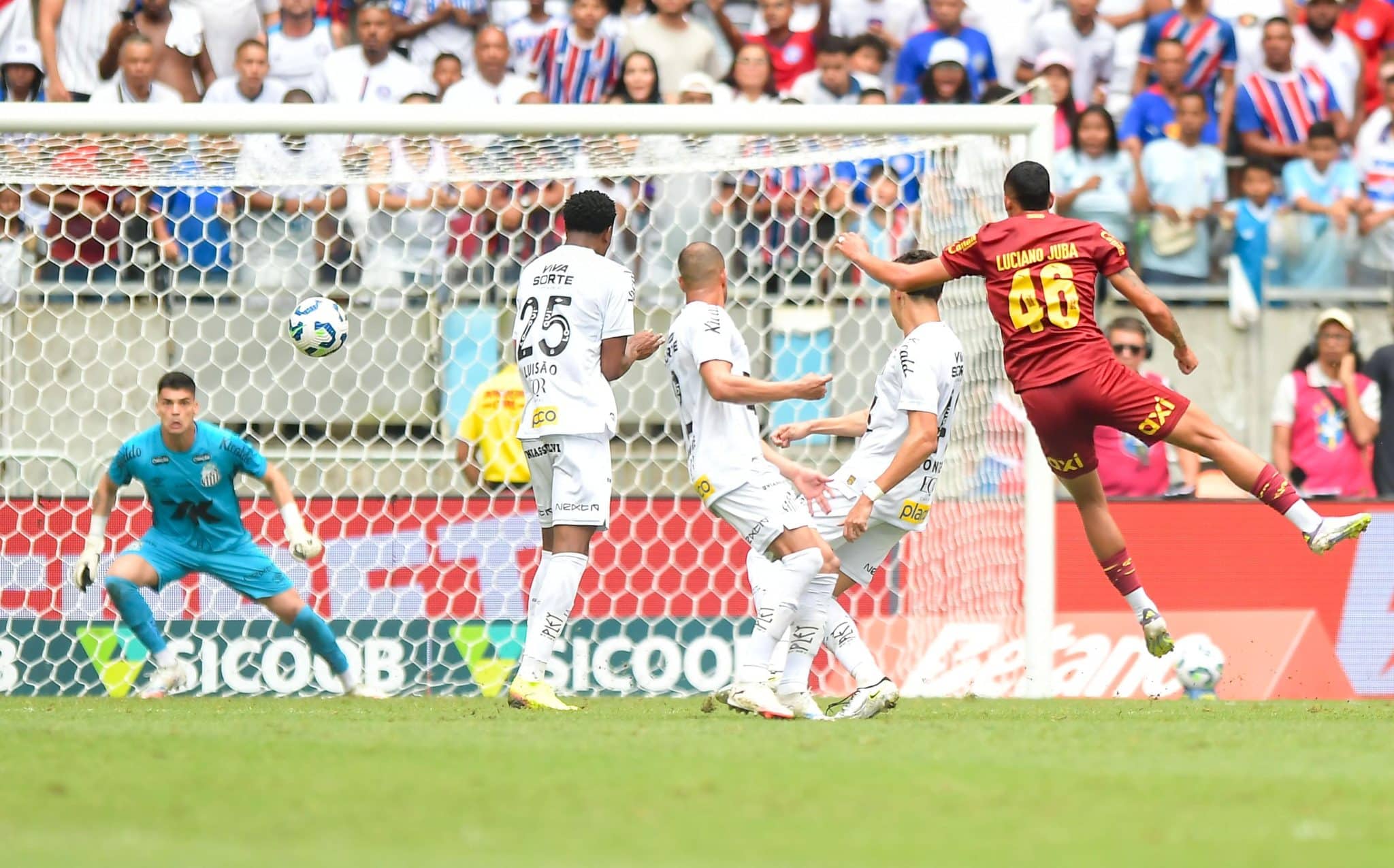 Luciano Juba abre o placar para o Bajia contra o Santos