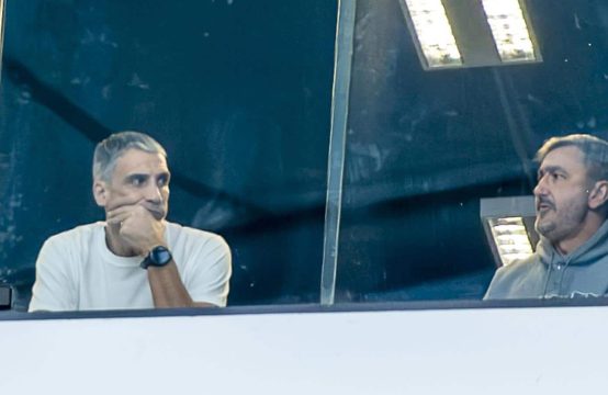 Sob olhares de Vojvoda, Santos mostra que sua pobreza t&eacute;cnica exige mais do que novo treinador