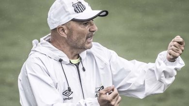 Santos abre conversas com Jorge Sampaoli e adota sil&ecirc;ncio sobre Cl&eacute;ber Xavier