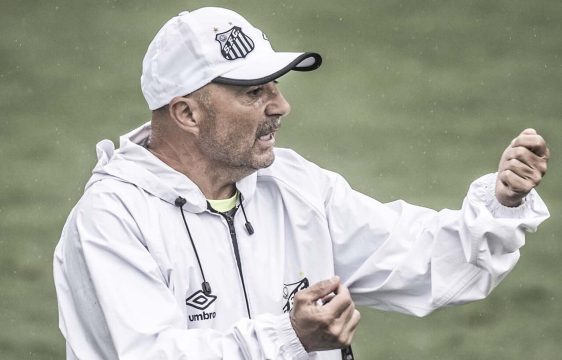 Santos abre conversas com Jorge Sampaoli e adota sil&ecirc;ncio sobre Cl&eacute;ber Xavier