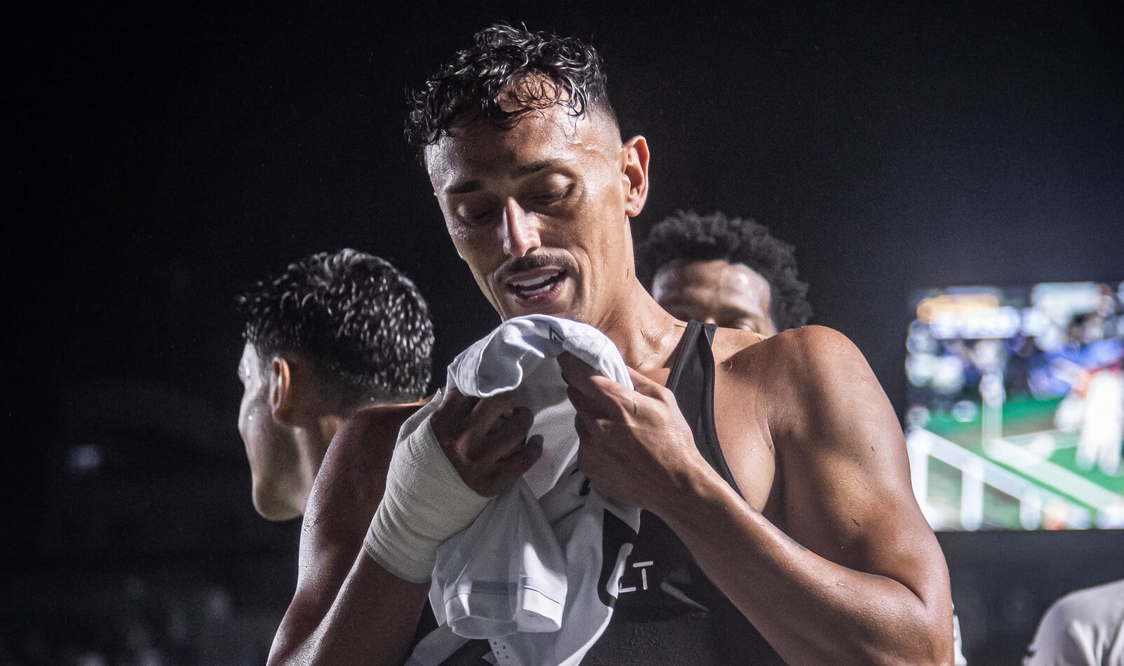 Diego Pituca beija o s&iacute;mbolo do Santos