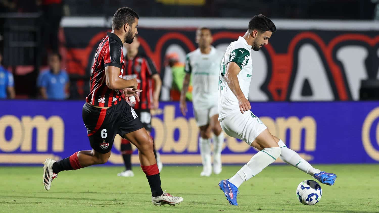 Flaco domina a bola no Barrad&atilde;o em empate com o Vit&oacute;ria