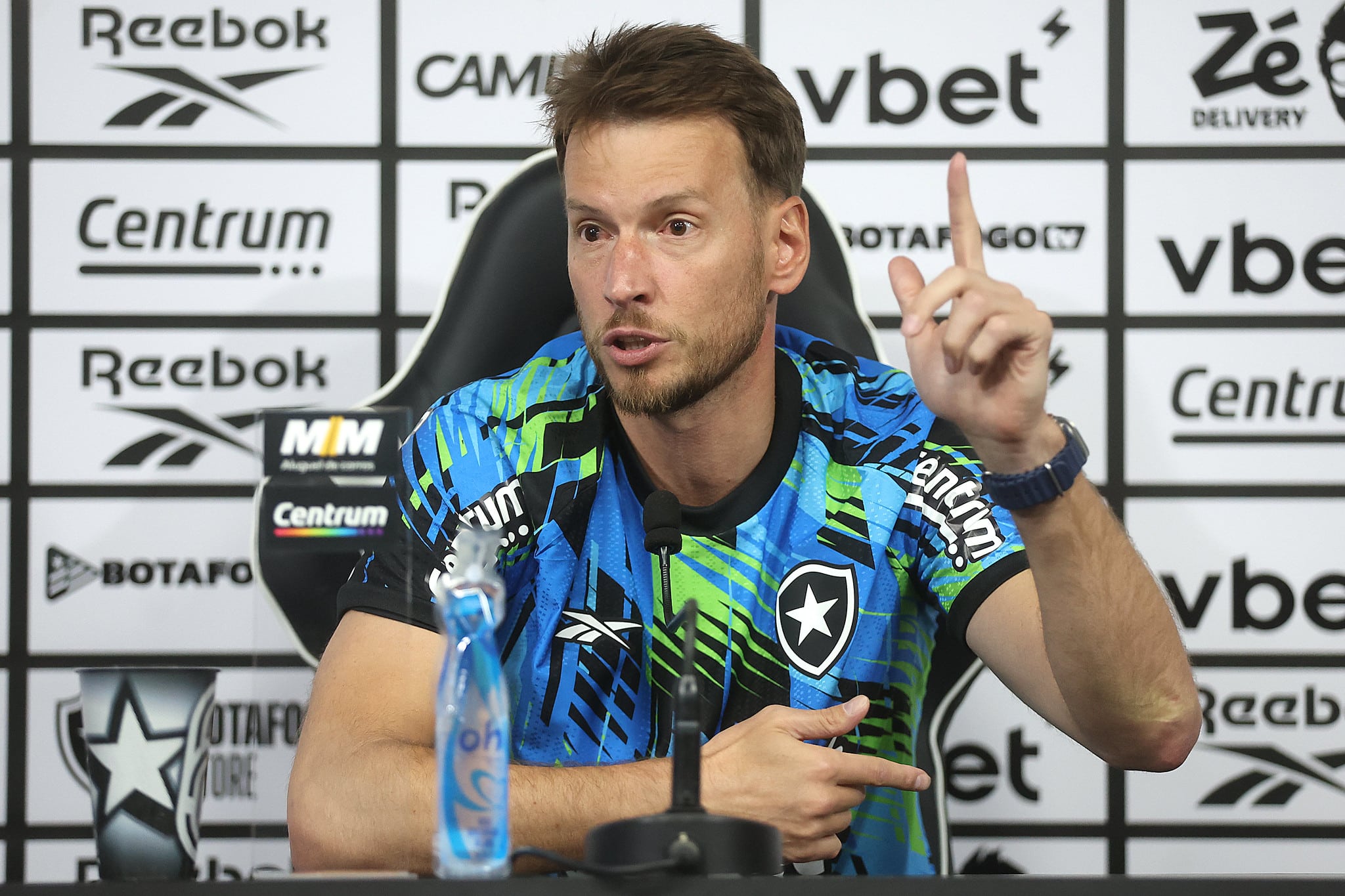Neto foi apresentado pelo Botafogo (Foto: Vitor Silva/Botafogo)