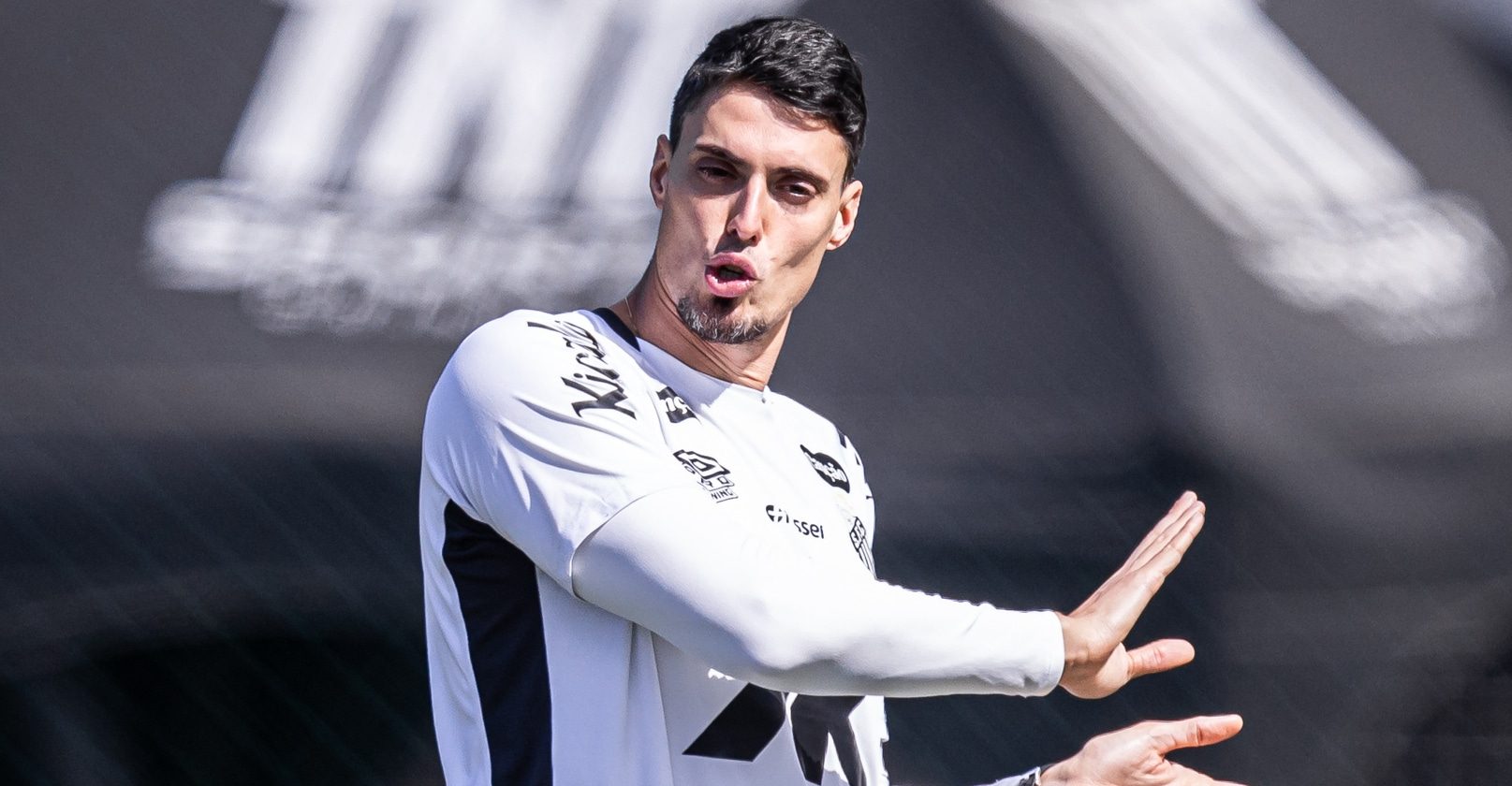 Especialidade de Matheus Bachi ser&aacute; a aposta do Santos contra o Bahia para amenizar crise