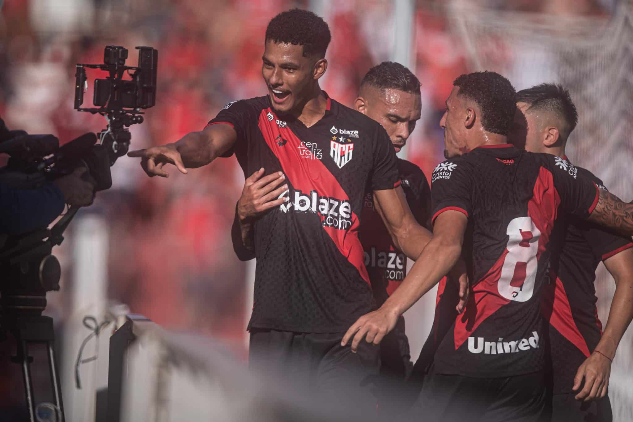 Alix Vinicius &eacute; o alvo do Botafogo para a zaga (Foto: Isabela Azine/Agif/Gazeta Press)