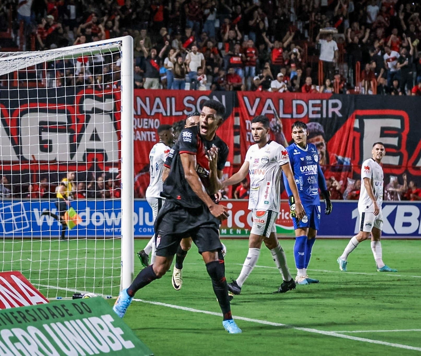 Alix Vinicius &eacute; a prioridade do Botafogo (Foto: Ingryd Oliveira/Atl&eacute;tico-GO)