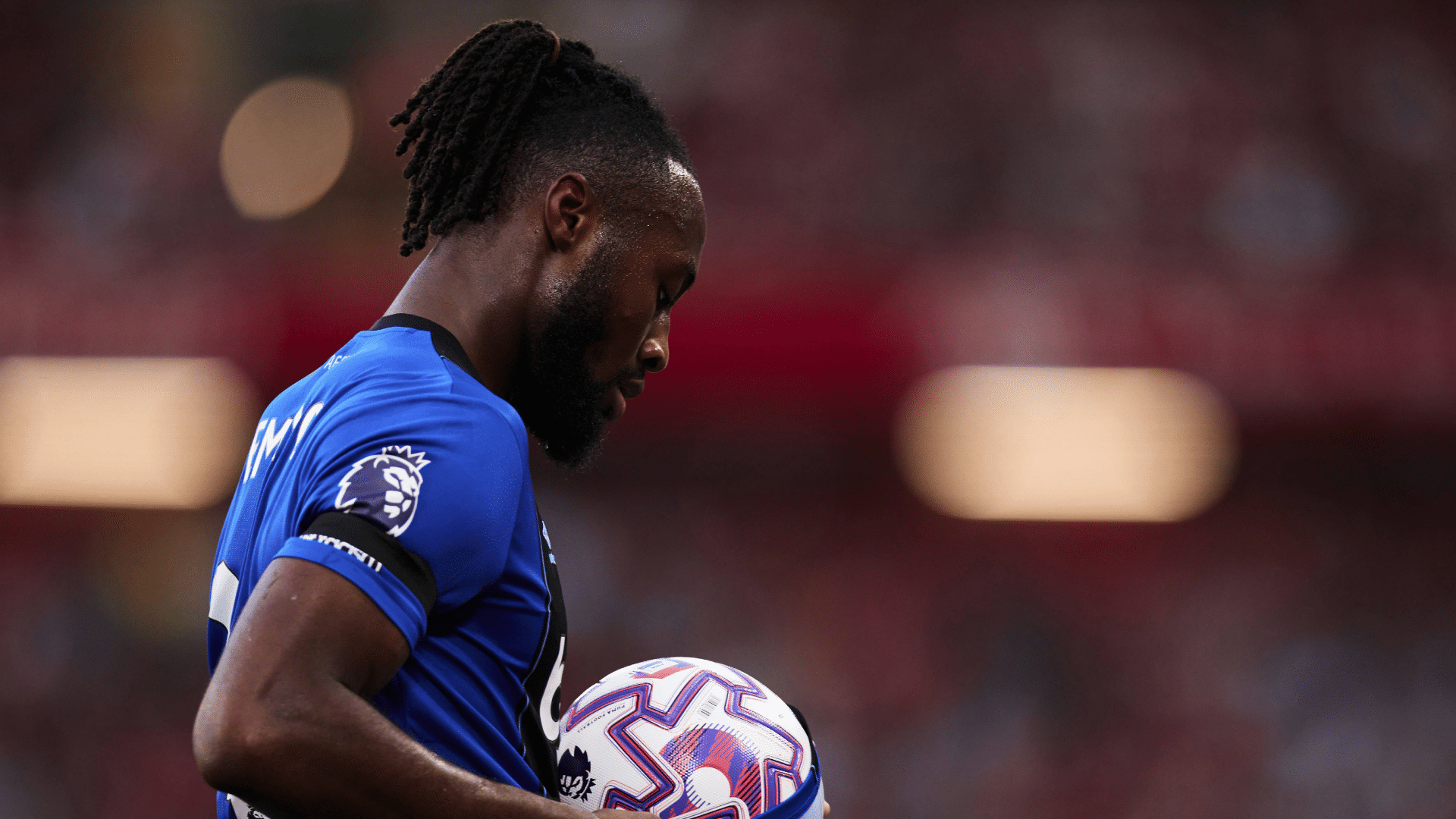 Atacante da Premier League cobra condena&ccedil;&atilde;o &agrave; pris&atilde;o em casos de racismo: &lsquo;Muito doloroso&rsquo;