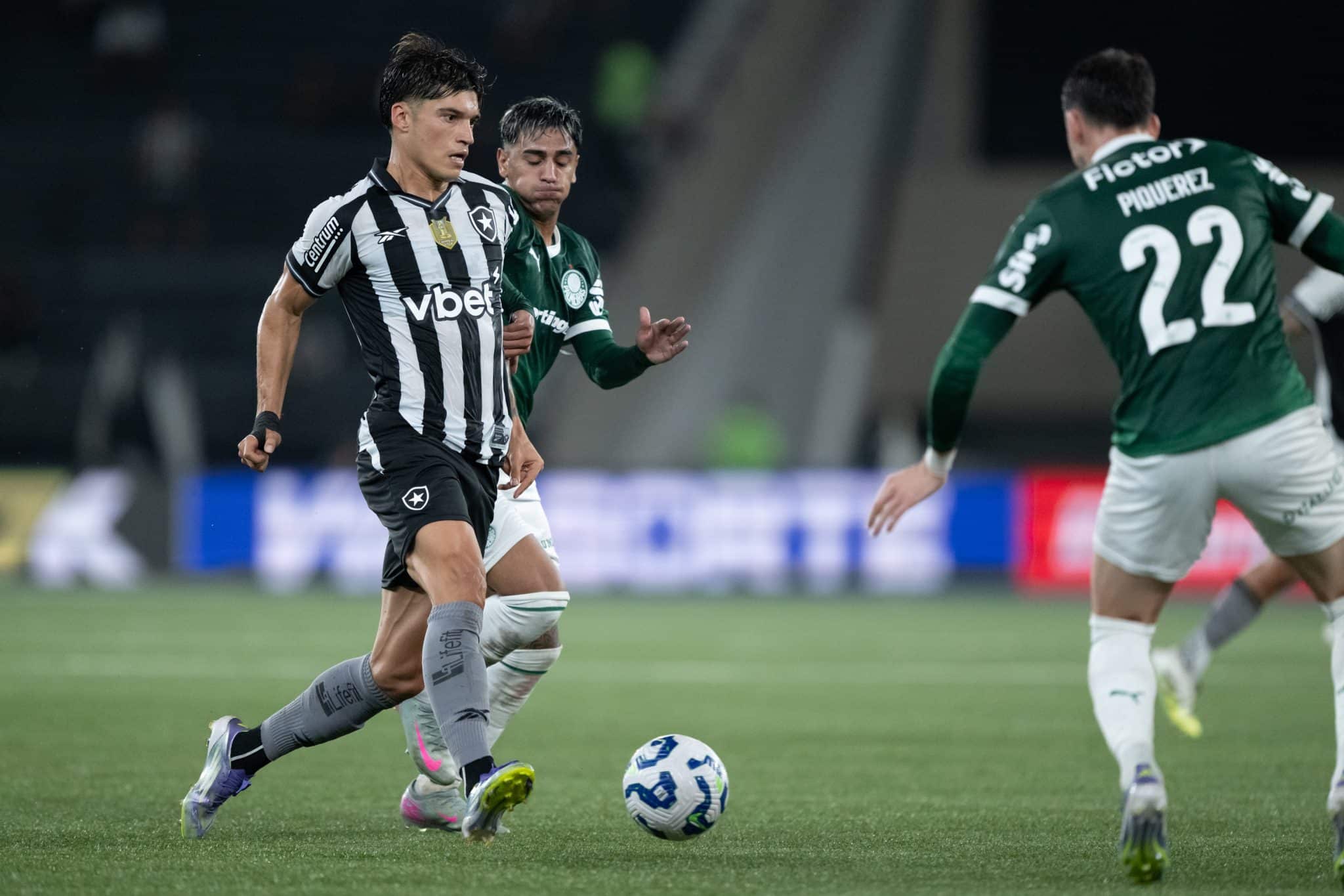 Joaqu&iacute;n Correa perdeu chance clara para o Botafogo (Foto: Icon Sport)
