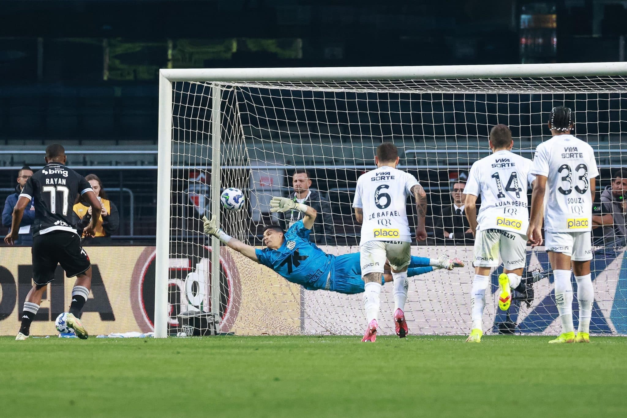 Rayan converte p&ecirc;nalti para o Vasco contra o Santos