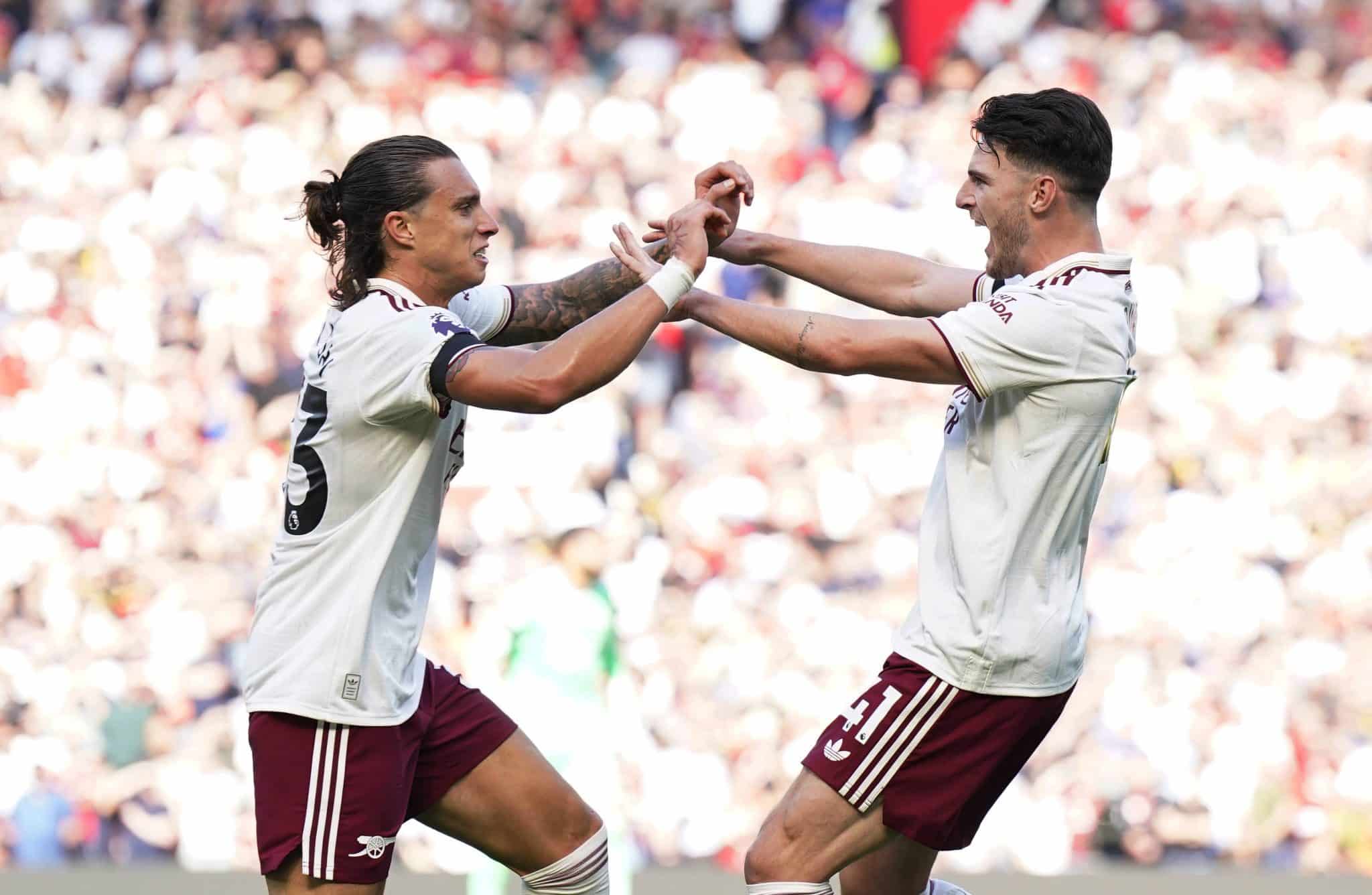 Calafiori e Rice celebram gol do Arsenal contra o United