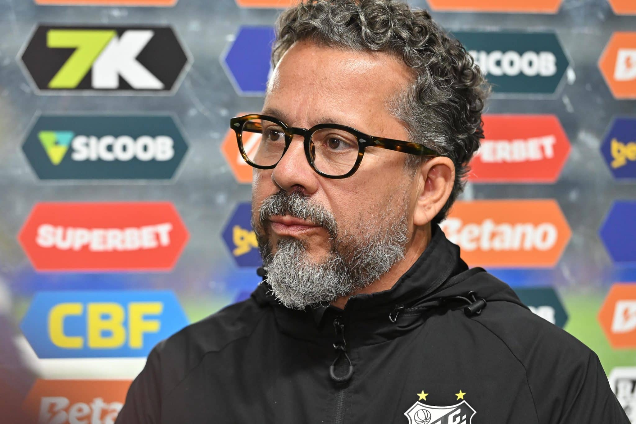 Cl&eacute;ber Xavier em entrevista antes de jogo