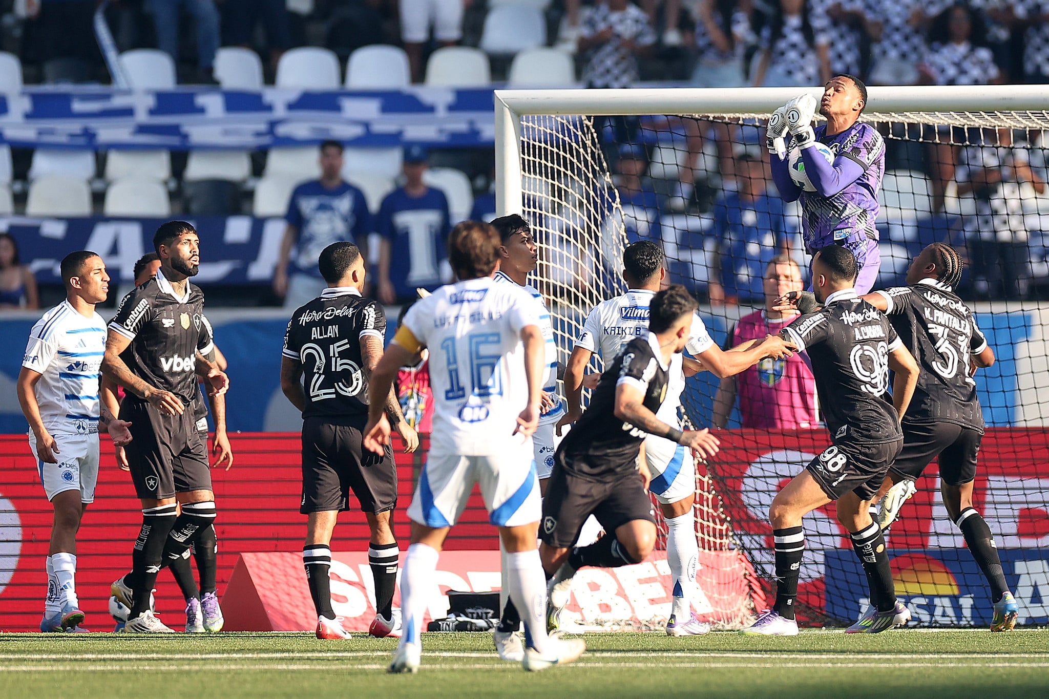 John falhou no primeiro gol do Cruzeiro (Foto: Vitor Silva/Botafogo)