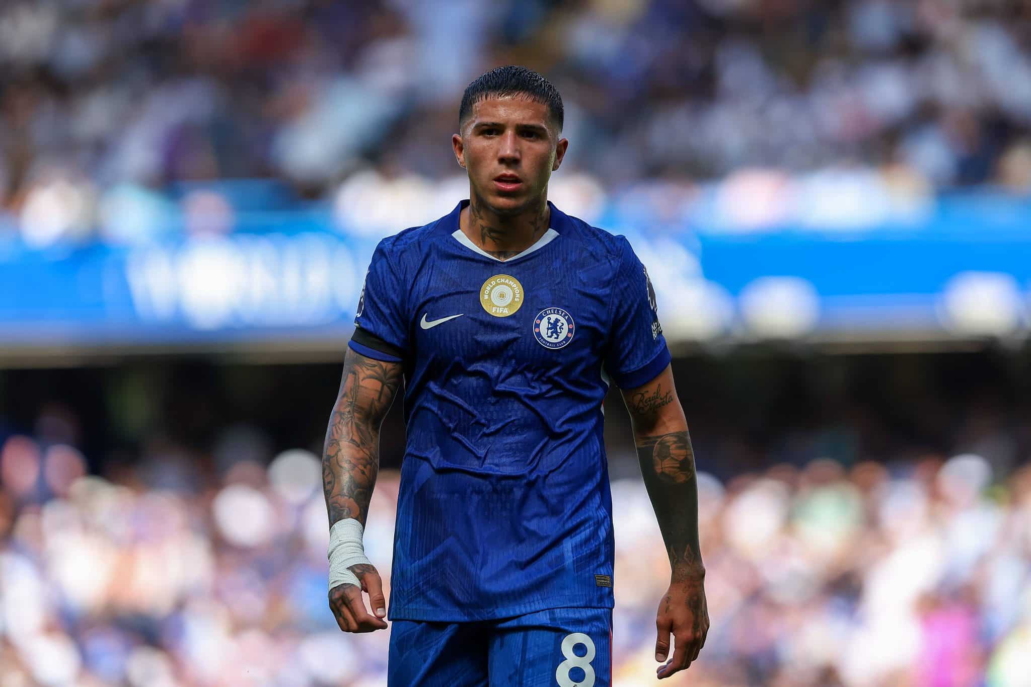 Enzo Fern&aacute;ndez na estreia do Chelsea na Premier League 2025/26