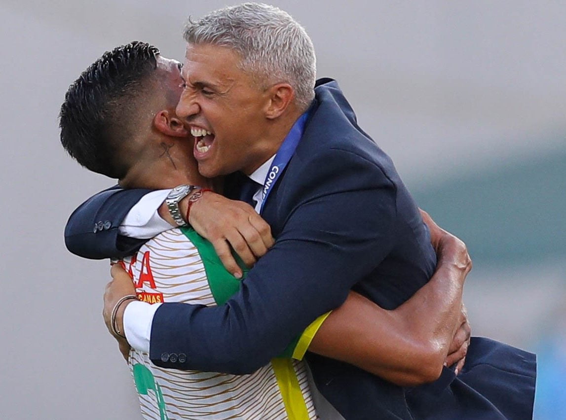 Adonis Frias e Crespo comemorando t&iacute;tulo