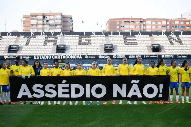 Jogadoras da sele&ccedil;&atilde;o brasilera feminina fazem protesto, em 2021