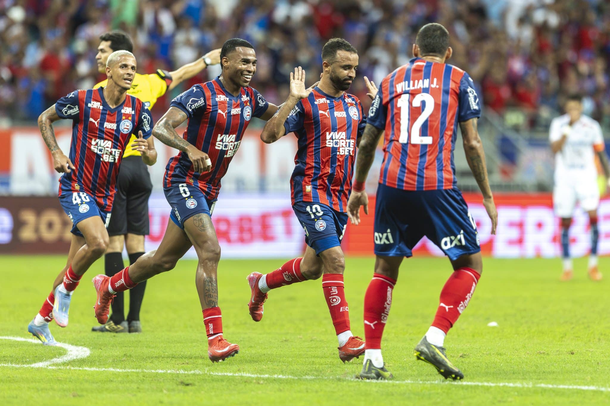 Jogadores do Bahia ap&oacute;s gol na Copa do Nordeste