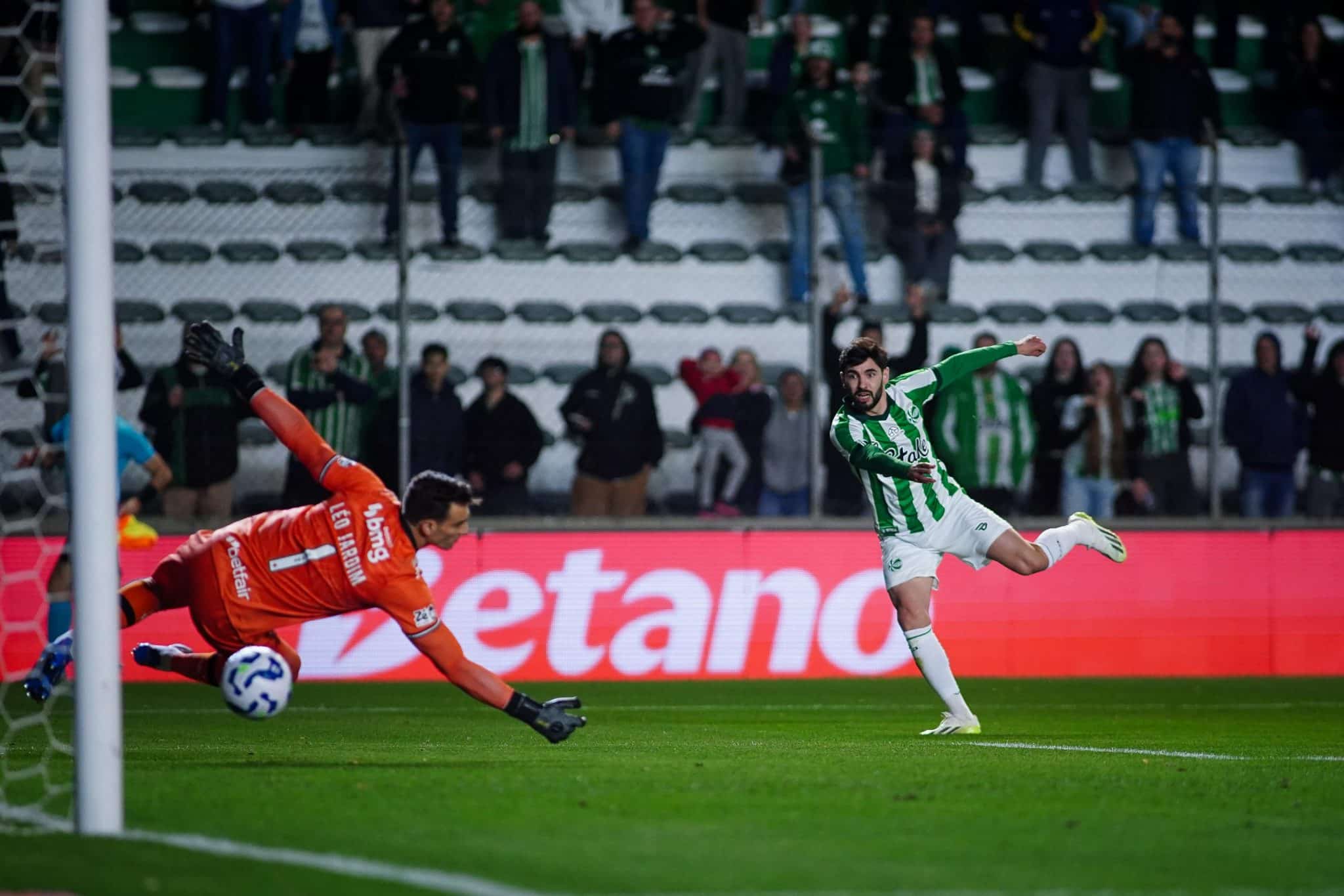 Juventude fez dois gols em 15 minutos (Foto: Fernando Alves/ECJ)