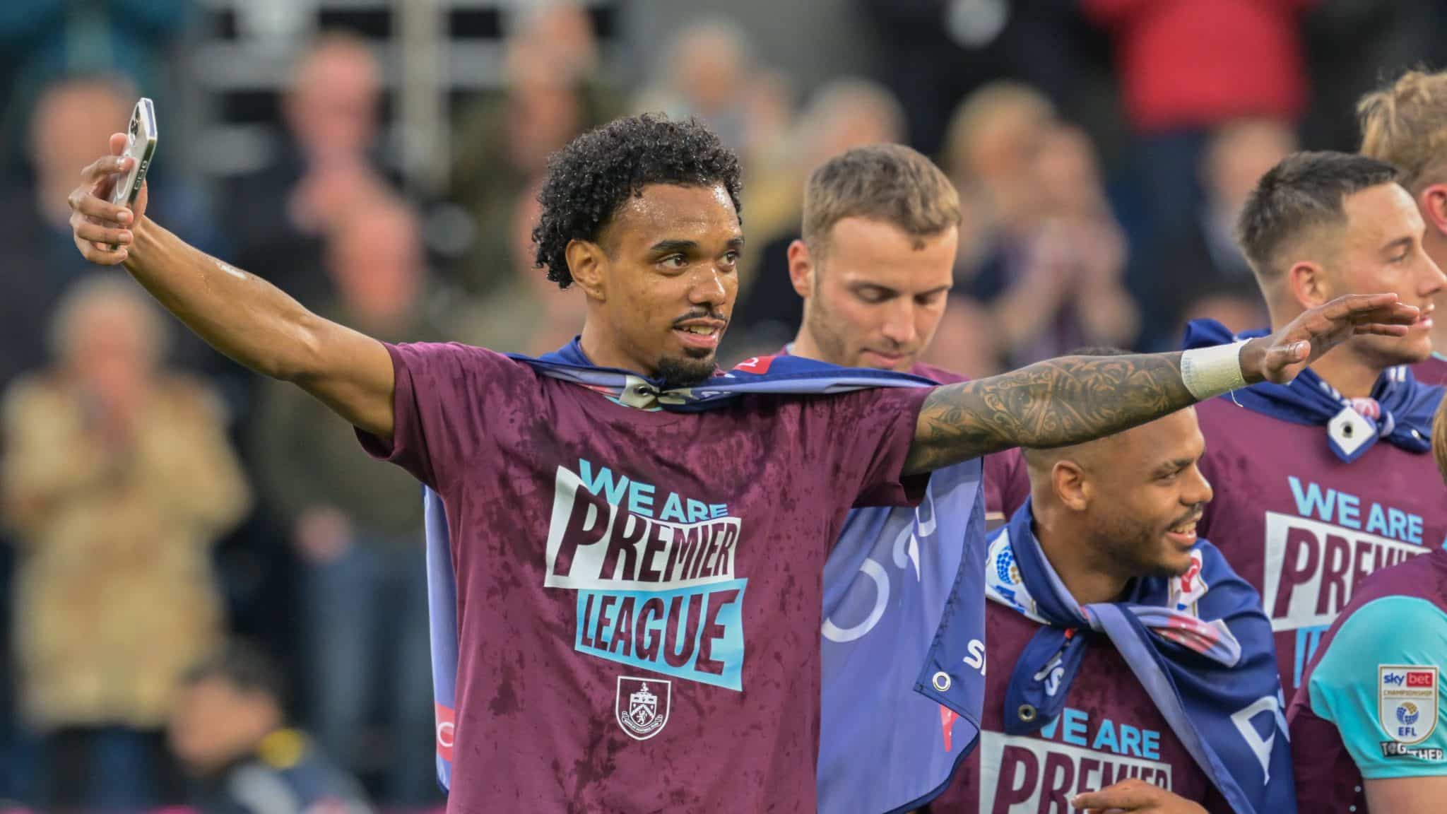 Lucas Pires celebra acesso do Burnley &agrave; elite