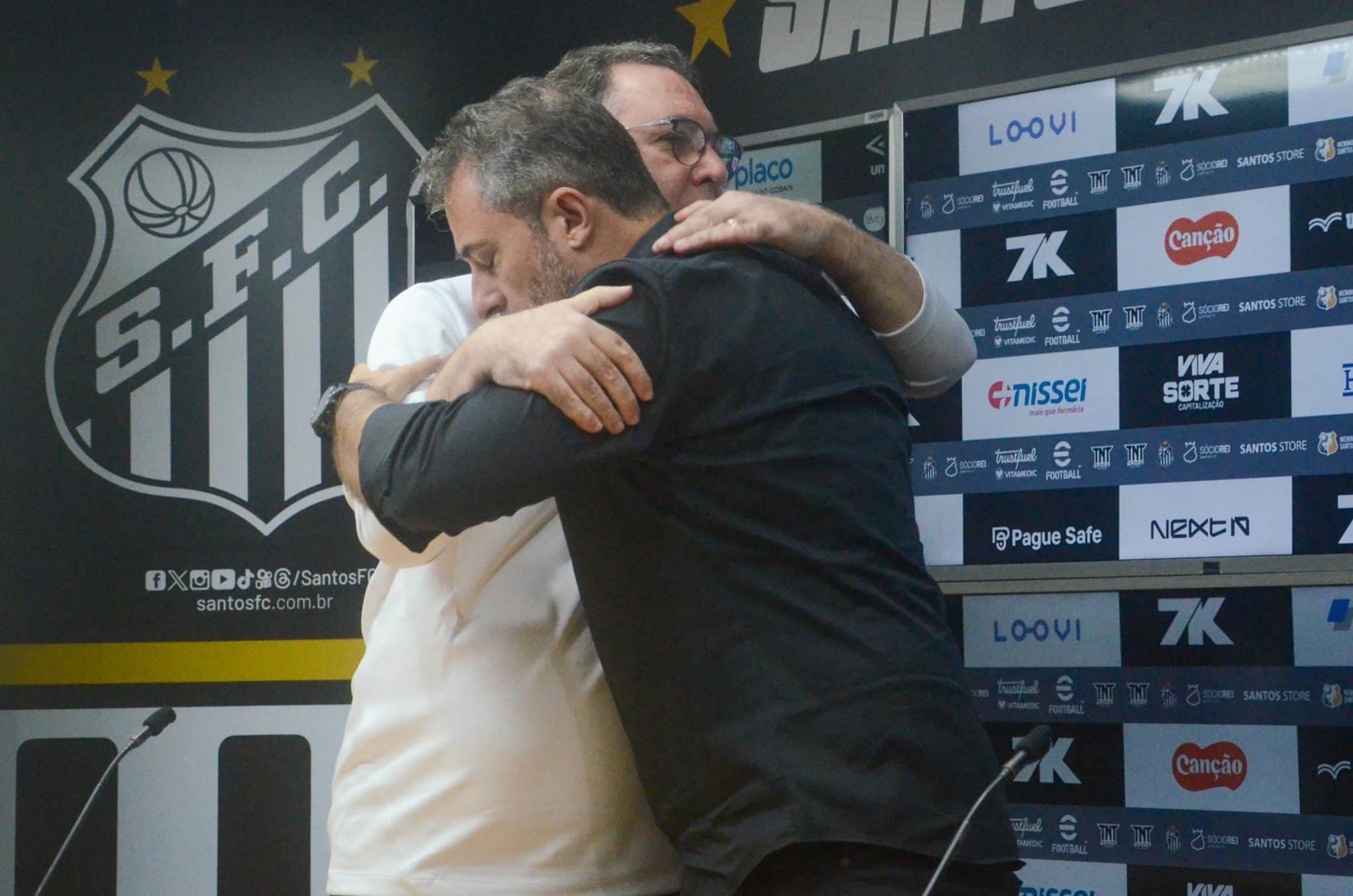 Marcelo Teixeira e Alexandre Mattos se abra&ccedil;ando