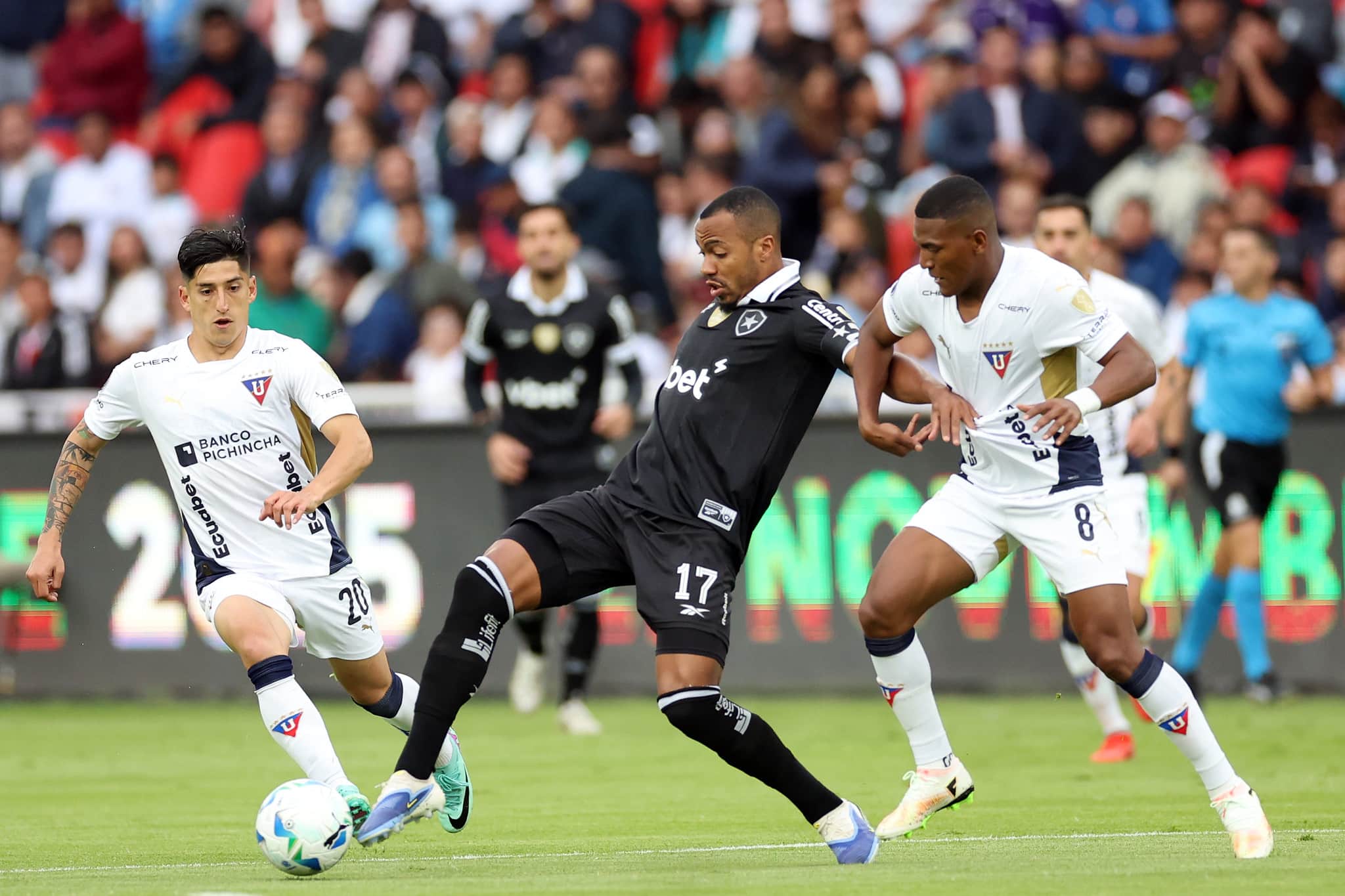 Botafogo encarou a LDU com tr&ecirc;s volantes (Foto: Vitor Silva/Botafogo)